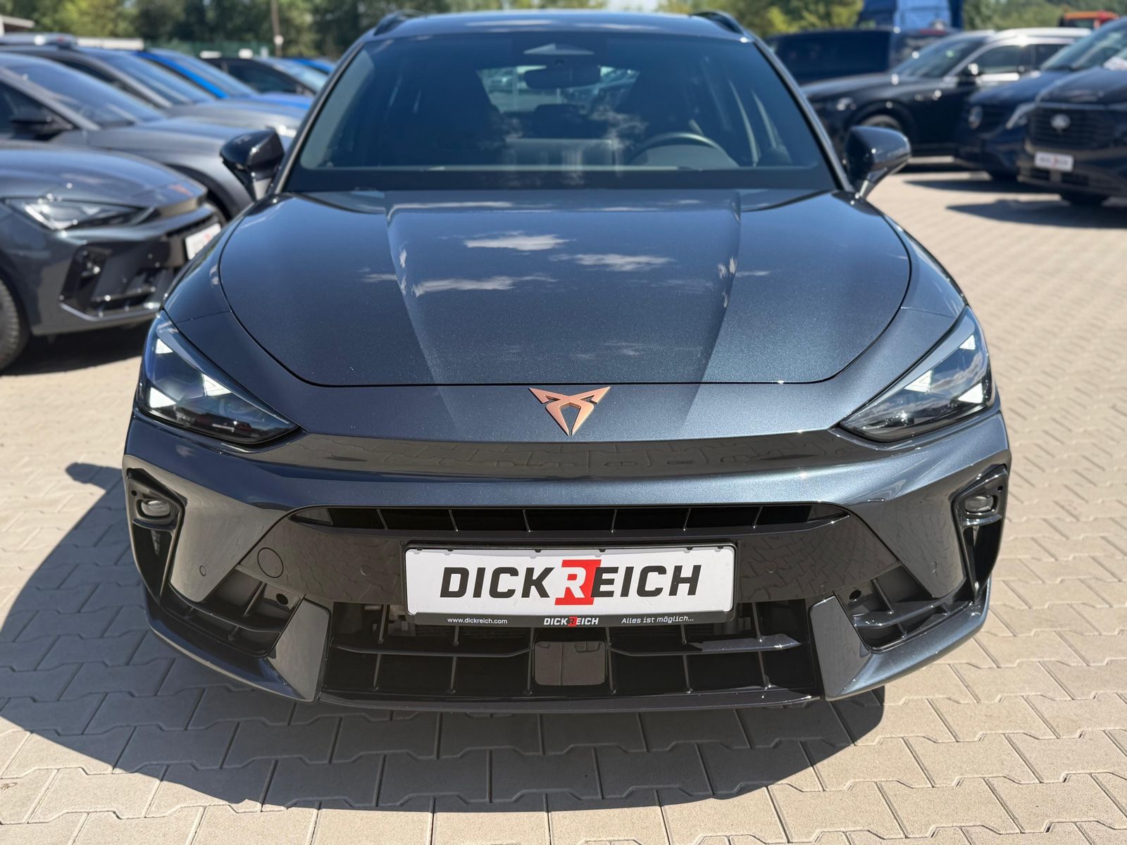 Ilustración del vehículo CUPRA Leon 1.5 eTSI MATRIX*PANO*ALCAN.*AHK*SENN*Drive2