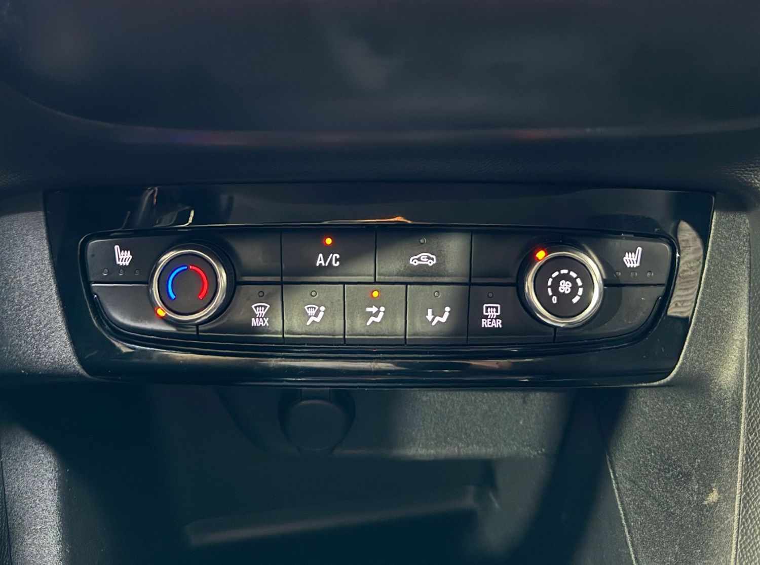 Fahrzeugabbildung Opel Corsa Edition#PDC#Temp#Lekradh.#Spur#SHZ