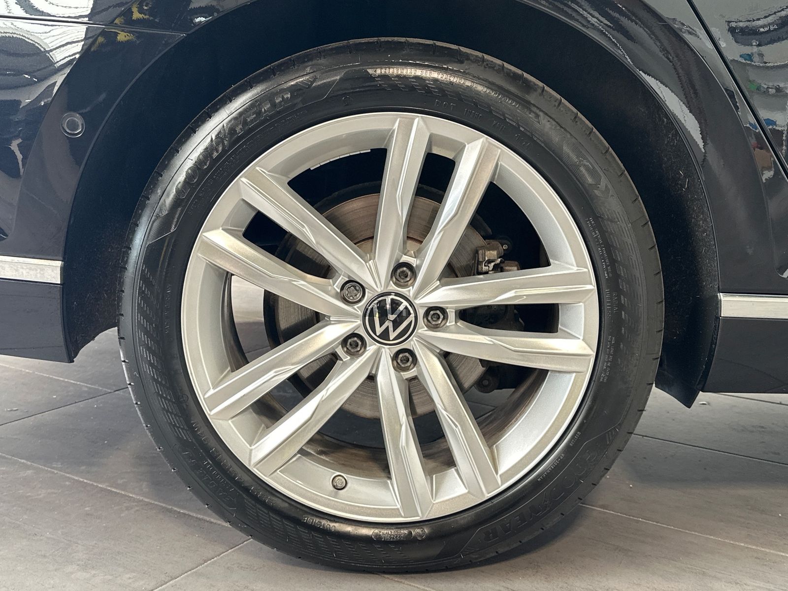 Fahrzeugabbildung Volkswagen Passat Variant Elegance NAV+IQ-LIGHT+ACC+360°+VC