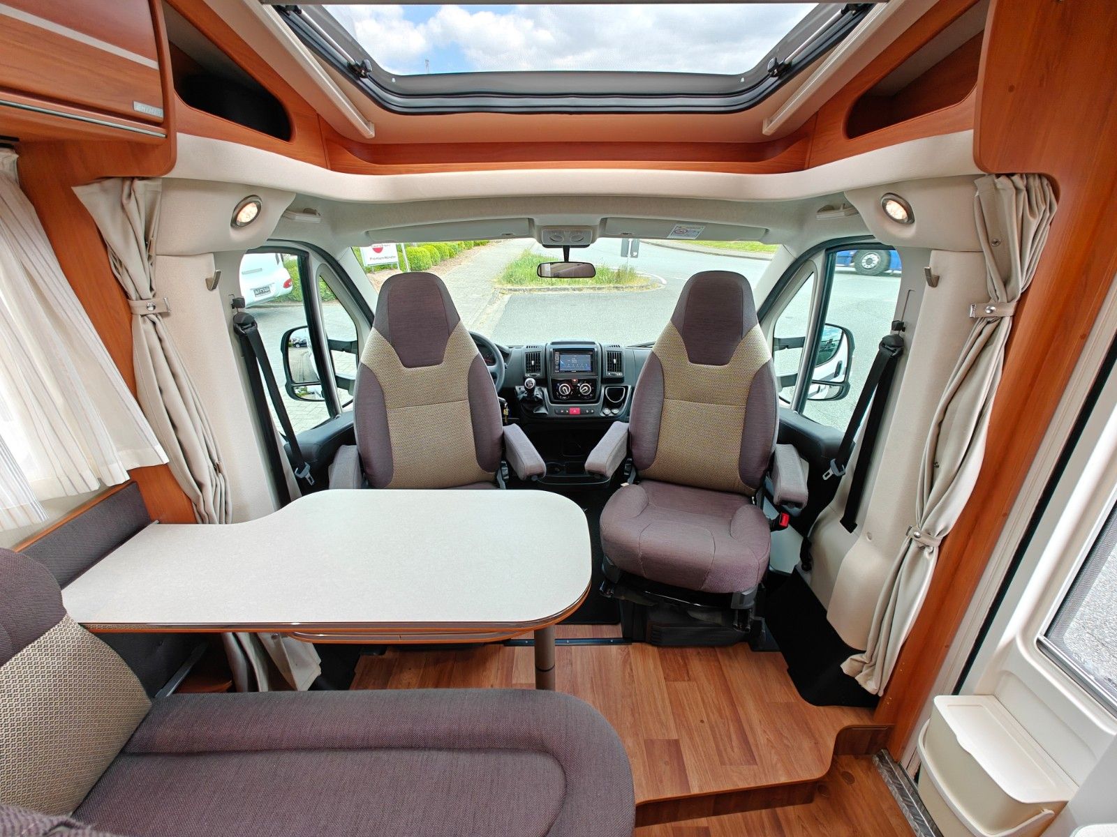 Fahrzeugabbildung HYMER / ERIBA / HYMERCAR Van 374 - Autom. SAT, TV, 2x Solar, DuoControl -