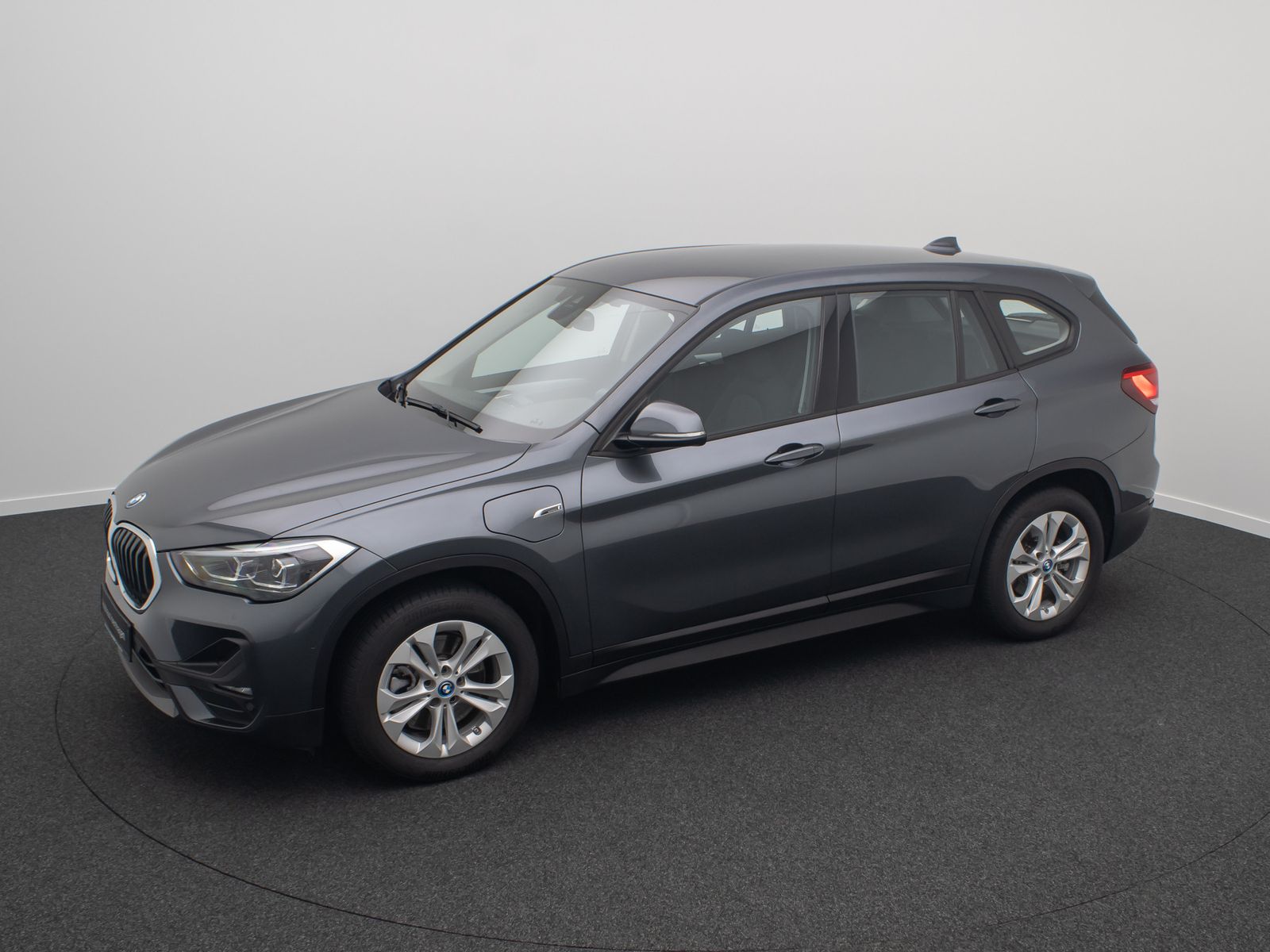 Fahrzeugabbildung BMW X1 xD25e ParkAssist DAB GeschwindigReg Navi LED