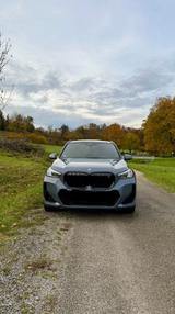 BMW iX1 xDrive30, M-Sportpaket - graue BMW iX1