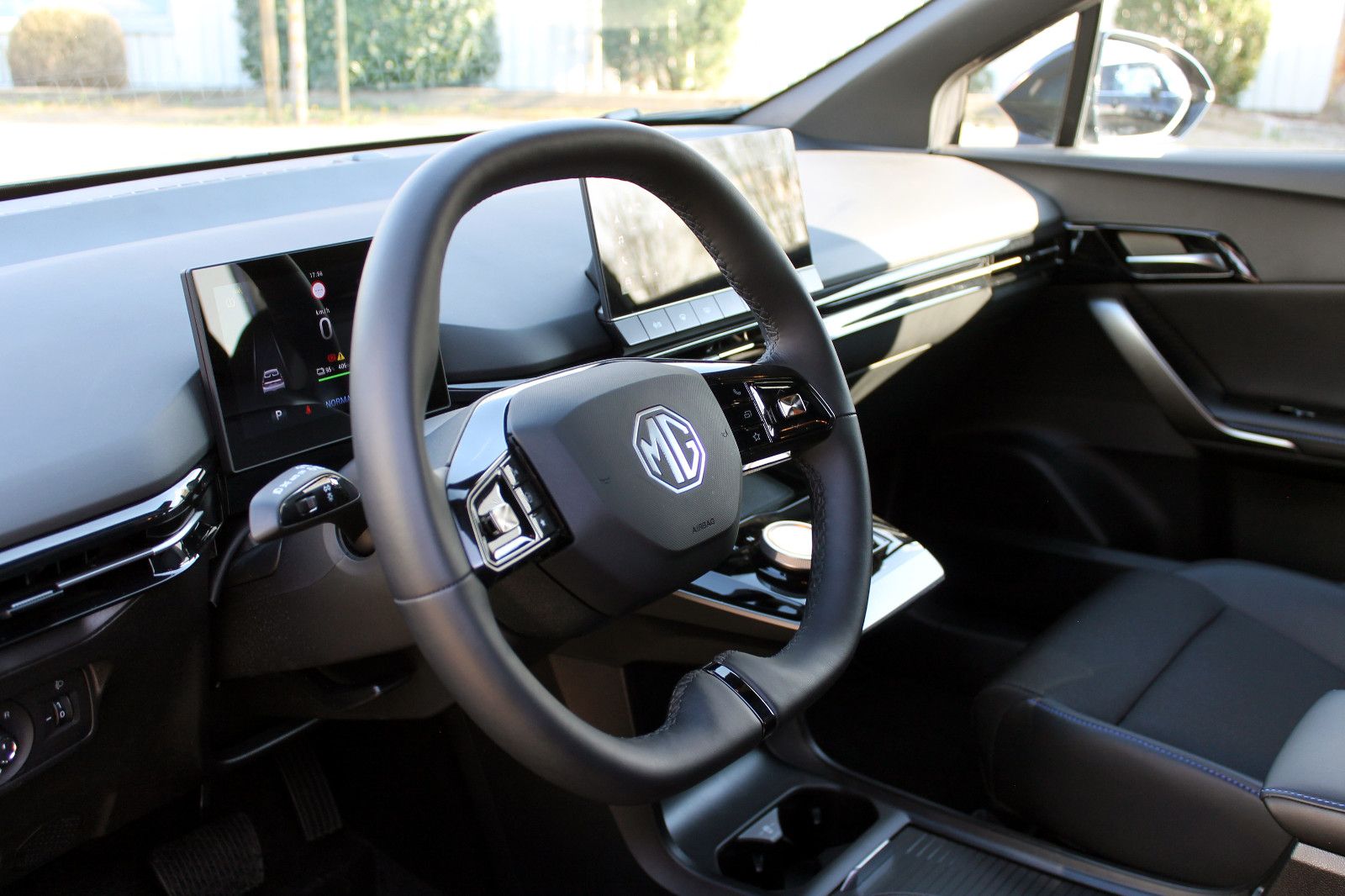 Fahrzeugabbildung MG MG4 Luxury 5D 150kW LED 360° ACC CarPlay BT NAV