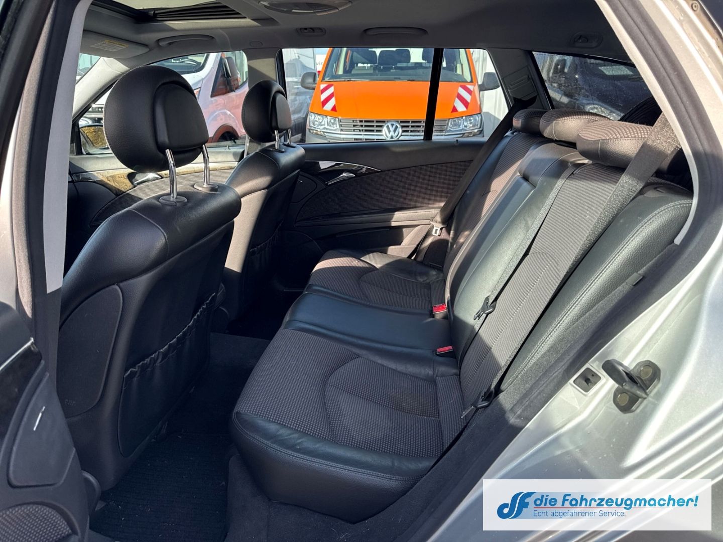 Fahrzeugabbildung Mercedes-Benz E 240 Navi Bi-Xenon Klimaautom e-Sitze *EXPORT