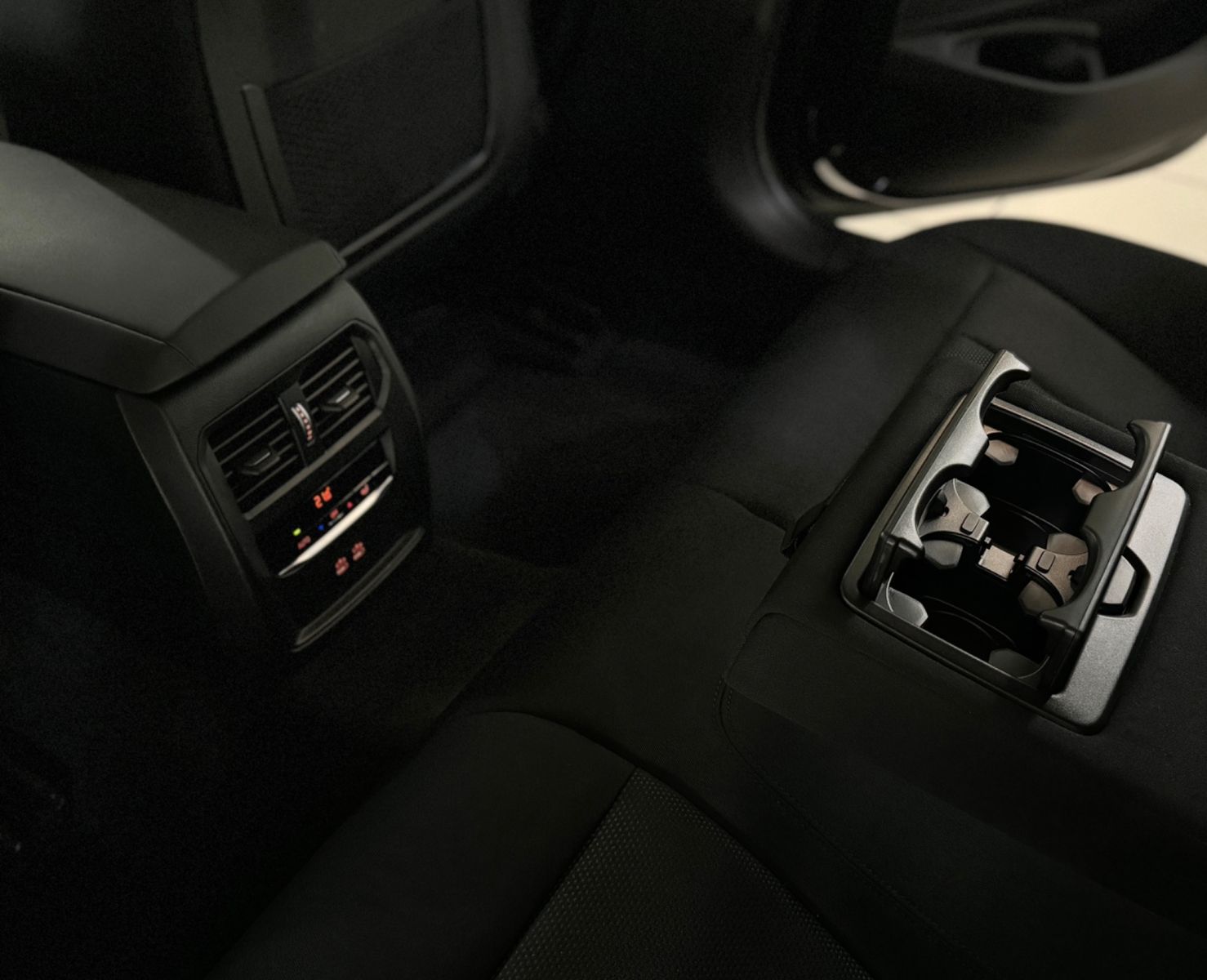 Fahrzeugabbildung BMW 320d HUD DAB Laser Komfort Alarm Fernlichtassist