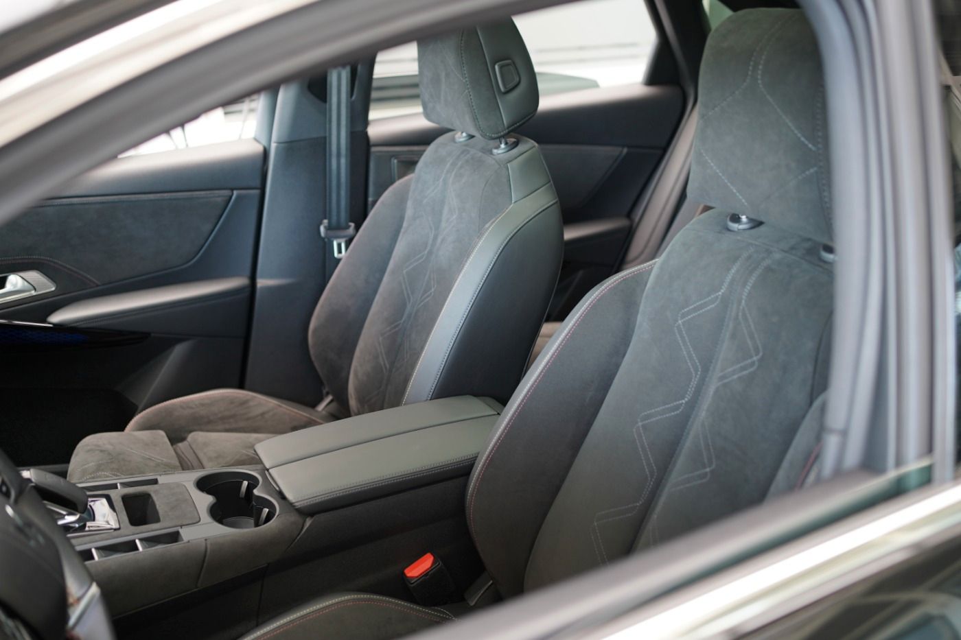 Fahrzeugabbildung DS Automobiles DS7 Crossback E-Tense 4x4 300 Anhängerkupplung