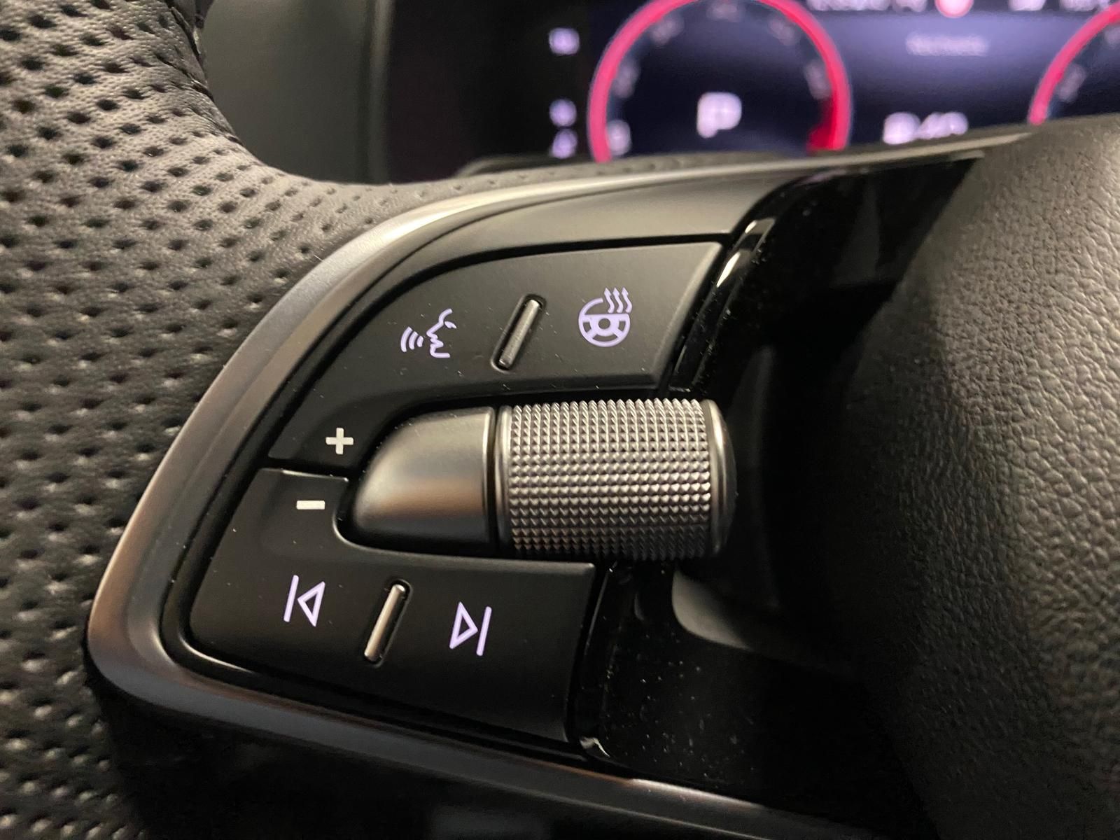 Fahrzeugabbildung SKODA Karoq 1.5 TSI SPORTLINE+MATRIX+ACC+AHK+APP+RFK++