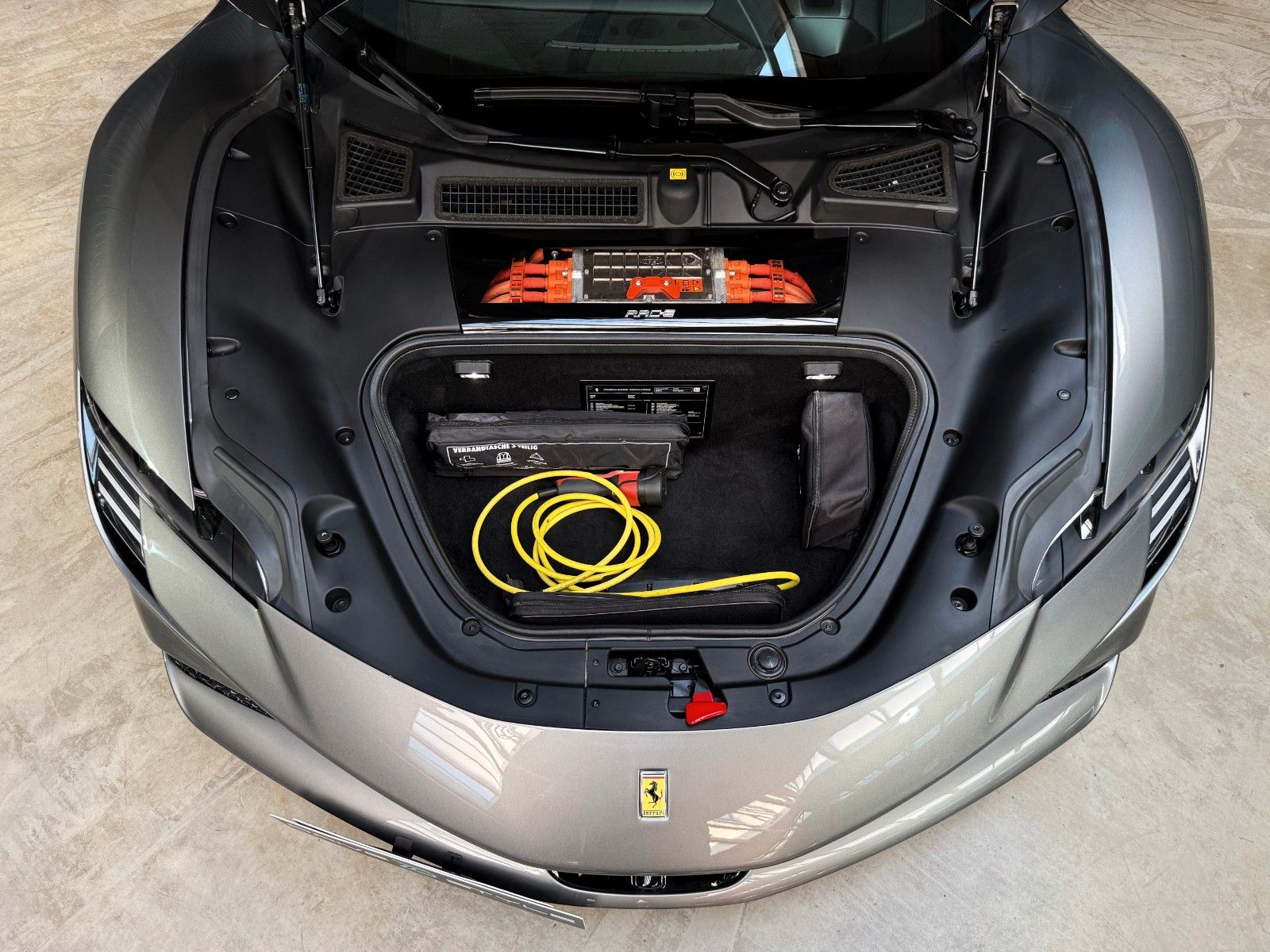 Fahrzeugabbildung Ferrari SF90 + Grigio Ferro + 2.257 km + Lift + Daytona