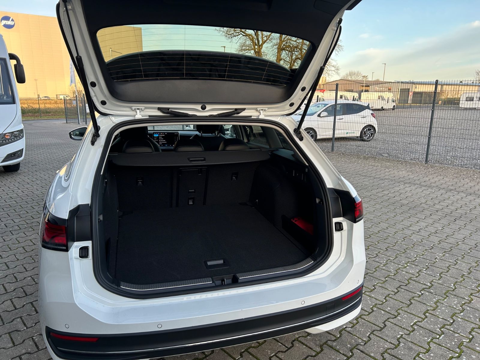 Fahrzeugabbildung Volkswagen Passat Variant 1.5 eTSI 110 kW Business