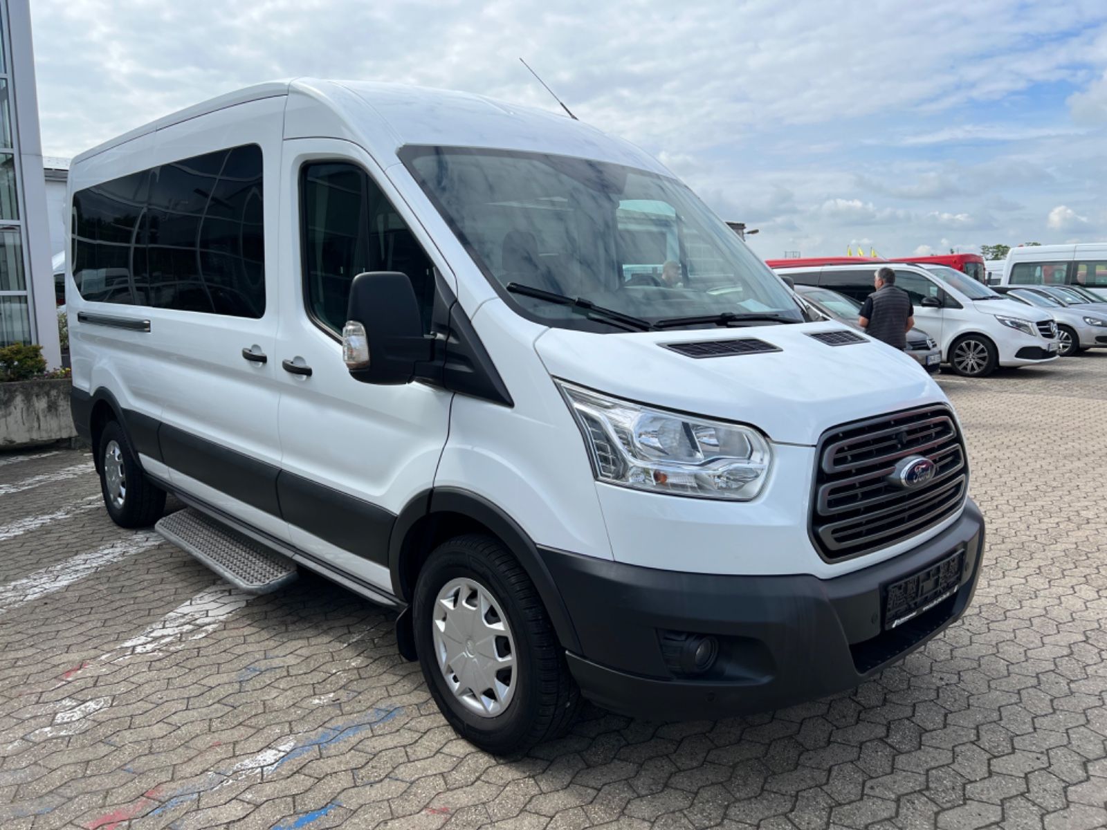 Fahrzeugabbildung Ford Transit Kombi 350 L3 Trend