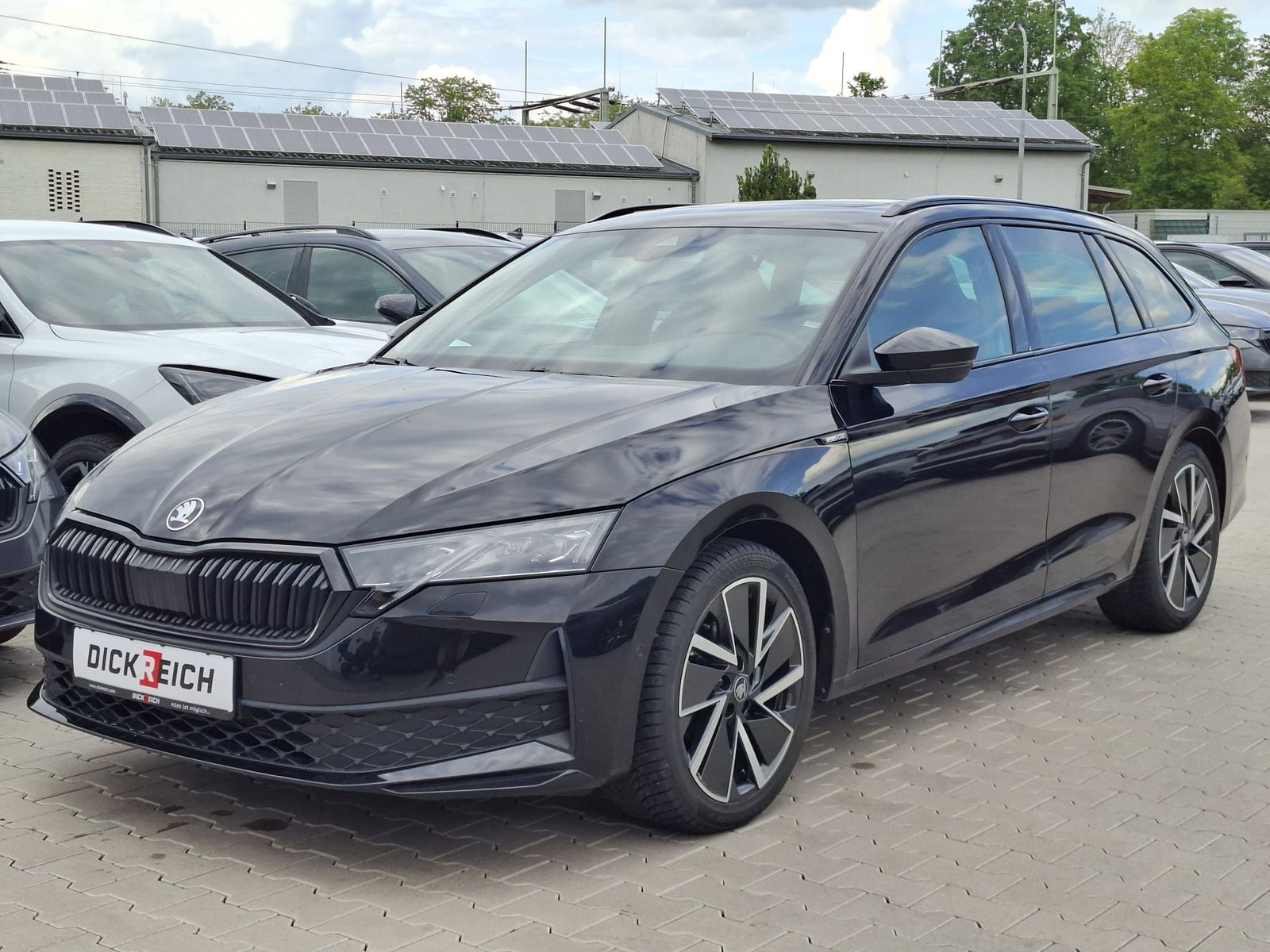 Fahrzeugabbildung SKODA Octavia 1.5 DSG Sportline PANO*MATRIX*AHK*5J.GAR