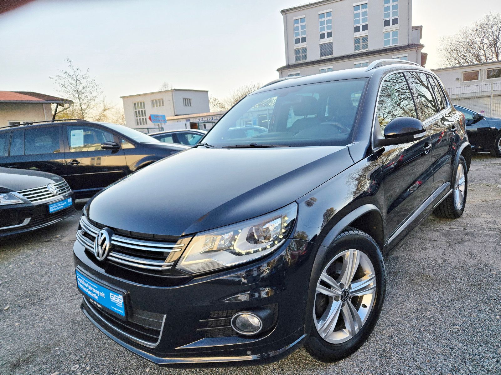 Volkswagen Tiguan - 1
