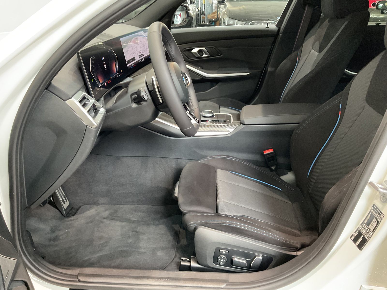 Fahrzeugabbildung BMW 320d Panorama Glasdach, H&K Hifi, 18" &apos;LMR