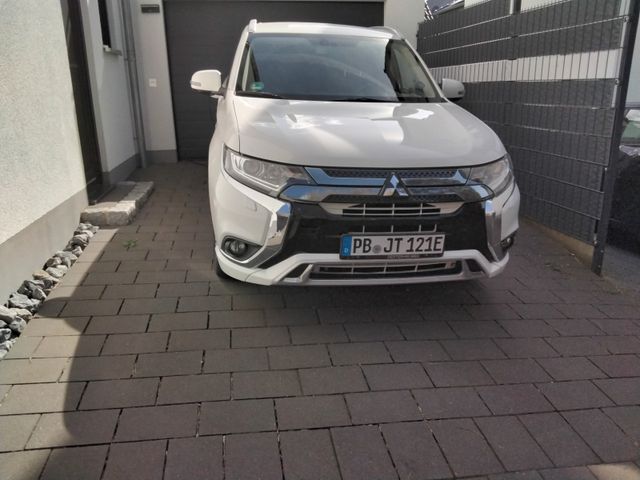MITSUBISHI Plug-in Hybrid Outlander