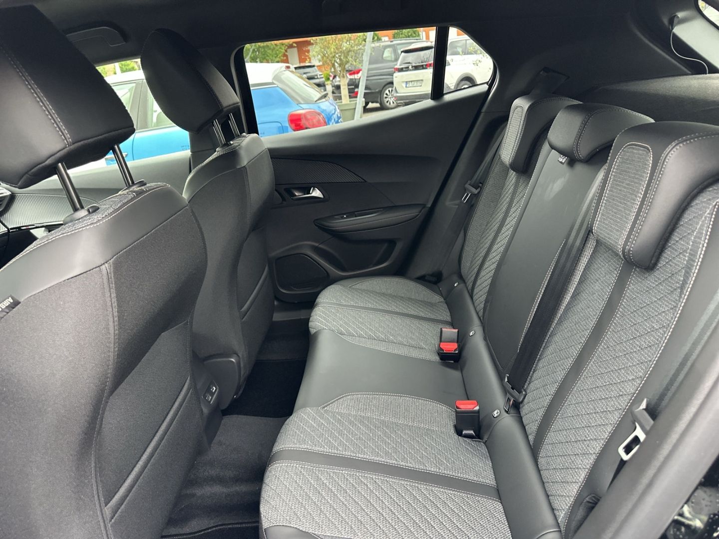 Fahrzeugabbildung Peugeot 2008 ALLURE HYBRID 145 e-DSC6 Navi LED ACC SHZ