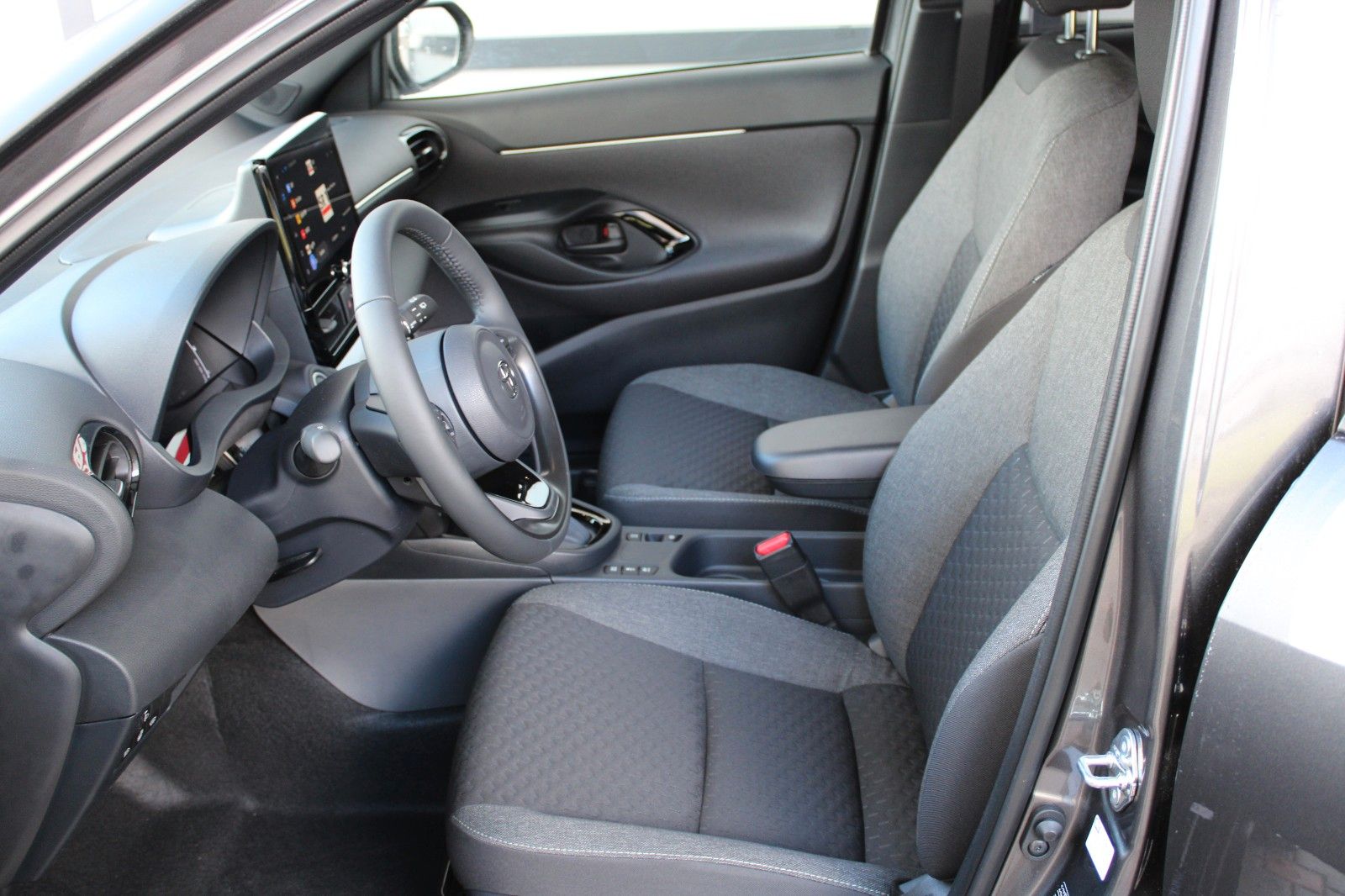 Fahrzeugabbildung Toyota Yaris Cross Hybrid Teamplayer + Winter-/Safety-P
