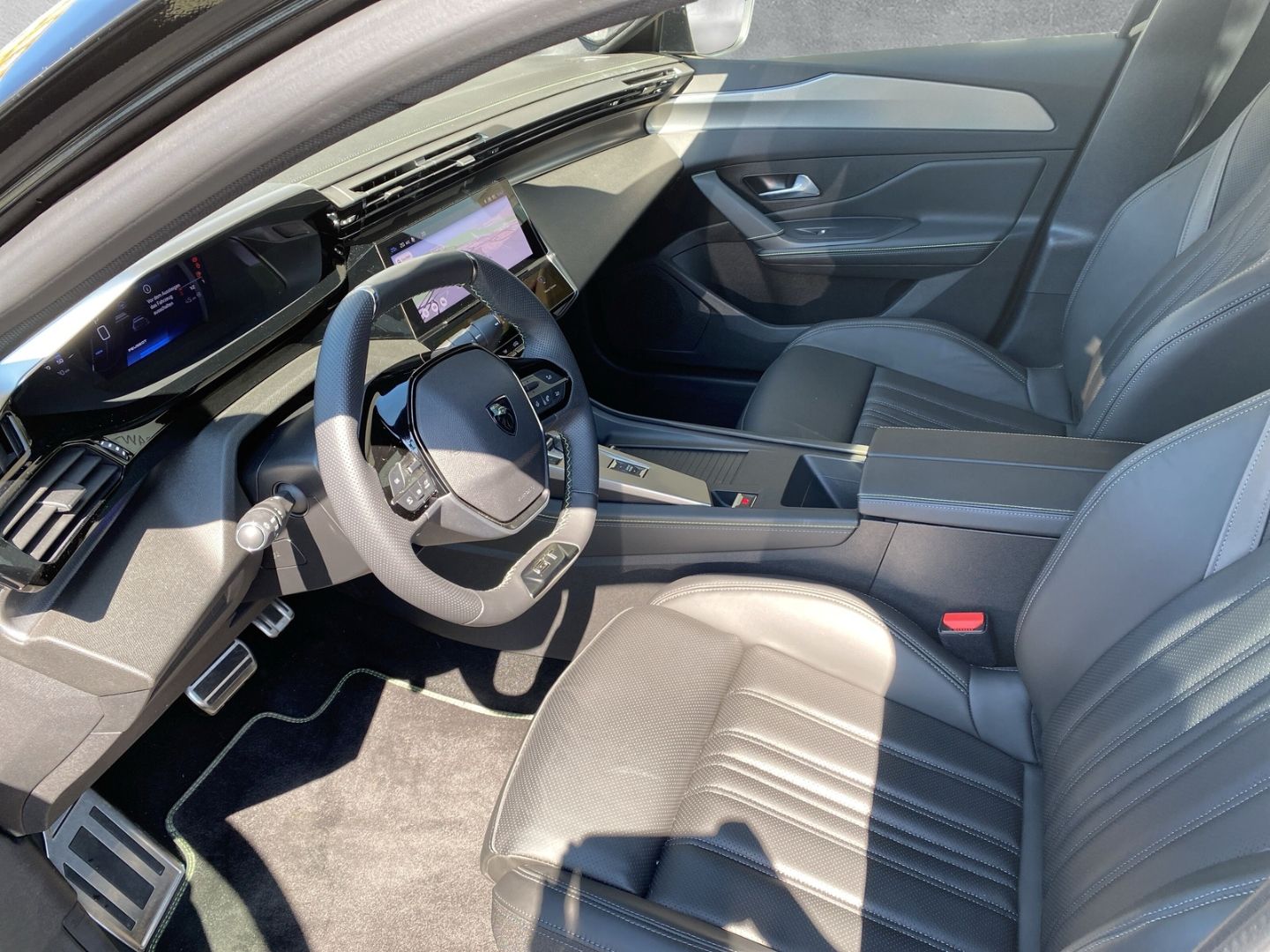Fahrzeugabbildung Peugeot 408 GT 1.2 Puretech 130 EU6e *Premium- Paket* u.