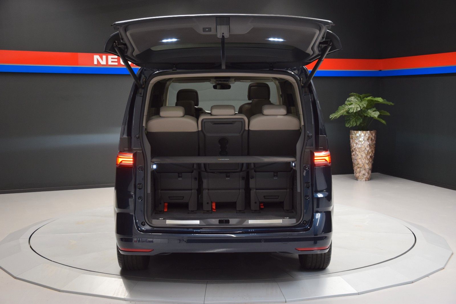 Fahrzeugabbildung Volkswagen T7 Multivan Pano ACC Keyless 3-Zonen Standheiz