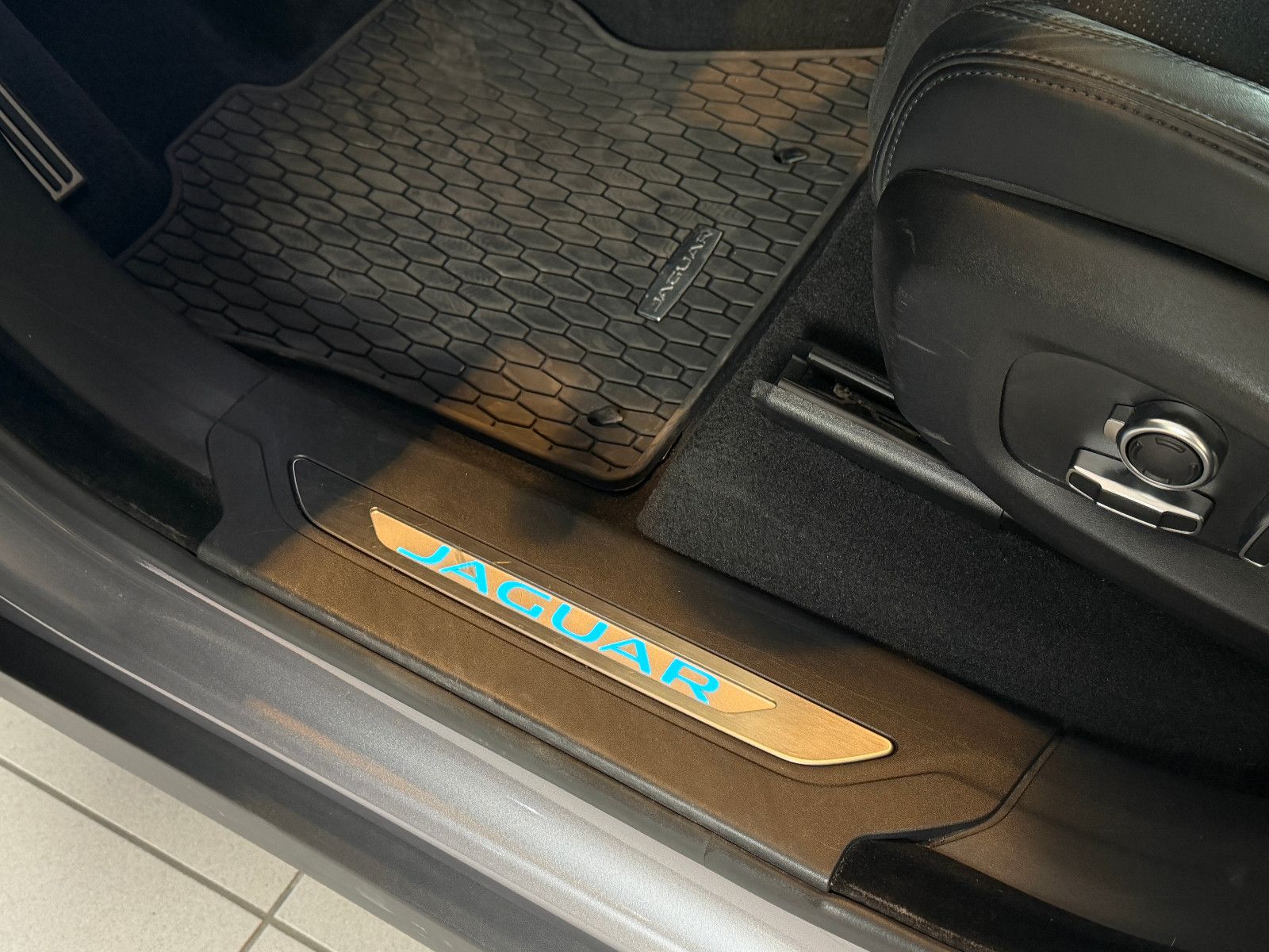 Fahrzeugabbildung Jaguar F-PACE SVR /PANO/MERIDIAN/360°KAM/HUD/AMBIENTE