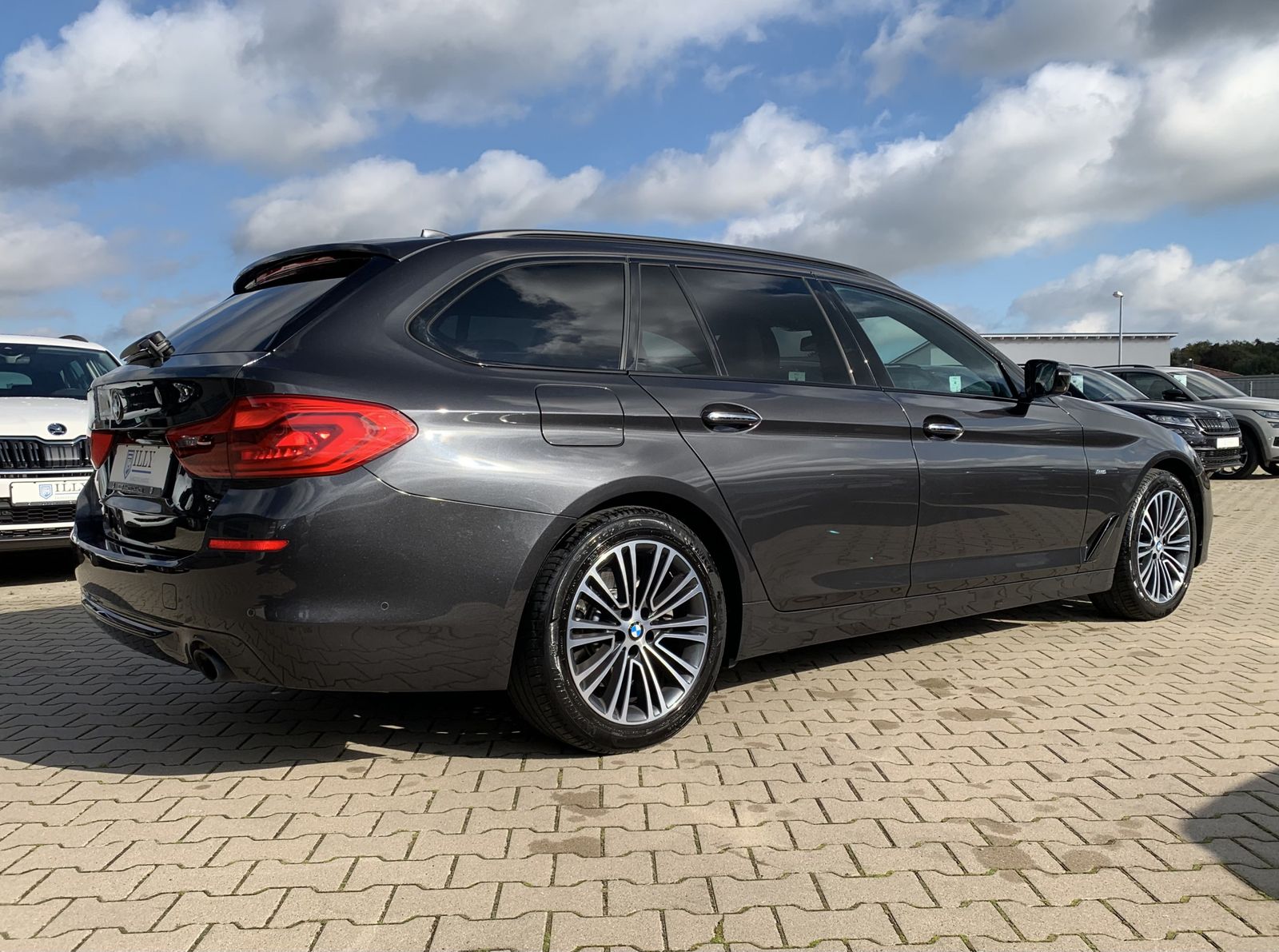 Fahrzeugabbildung BMW 520 d Sport Line*AHK*Digital*360°Cam*Shadowline*