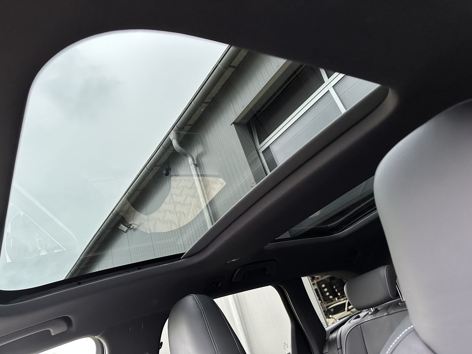 Fahrzeugabbildung Audi S6 Avant Black NAV+MATRIX+B&O+PANO+AHK+V-COCKPIT
