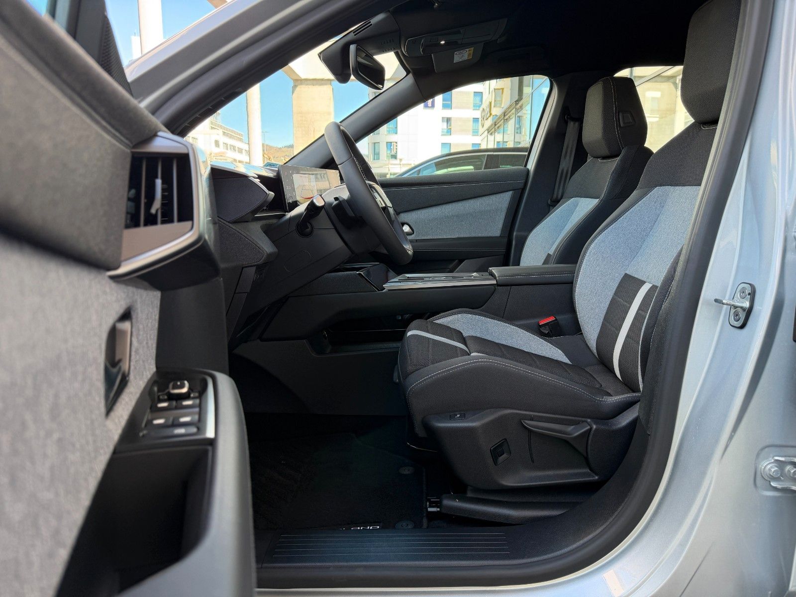 Fahrzeugabbildung Opel Grandland Edition 136PS Hybrid LED/Navi/Kamera!