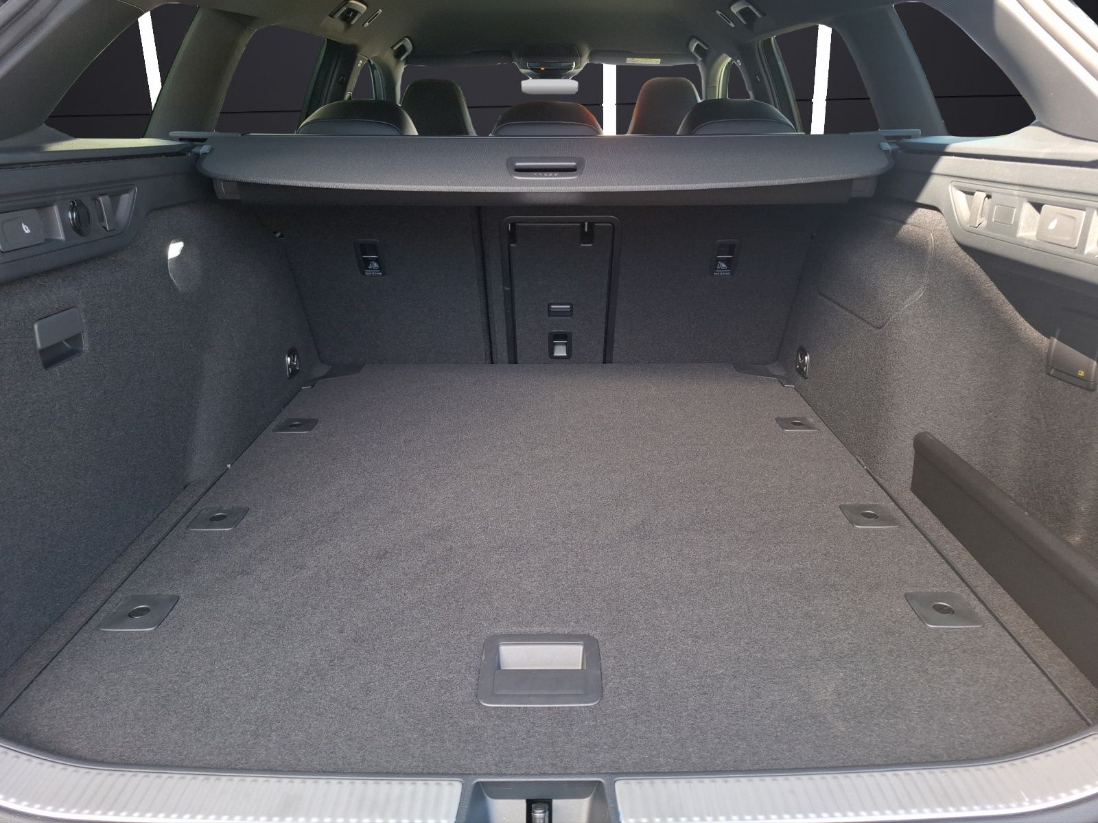 Fahrzeugabbildung Volkswagen Passat Variant TDI R-line DSG Standhzg. Matrix N