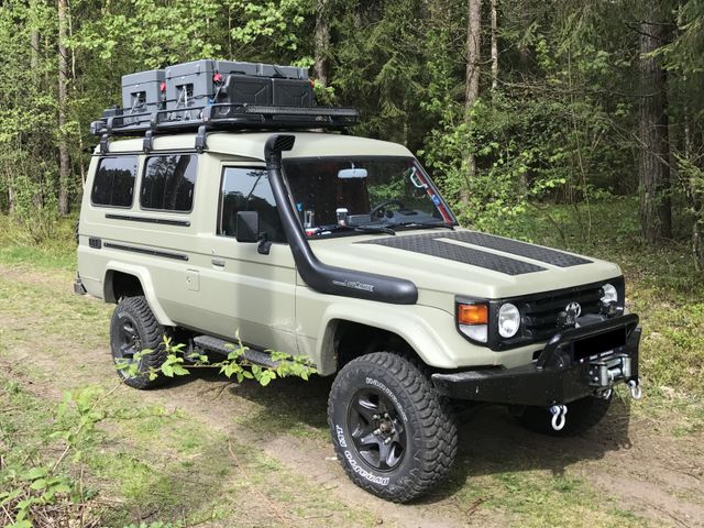 Toyota Land Cruiser HZJ 78 vollstandiger Rekonstruktion