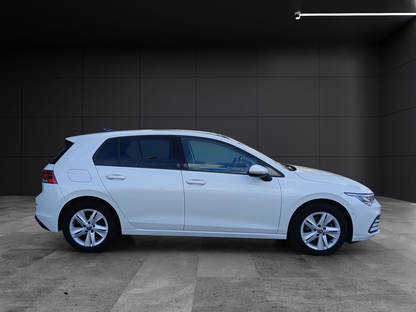 Fahrzeugabbildung Volkswagen Golf VIII eTSI Life DSG LED AHK Navi Pano AID AC
