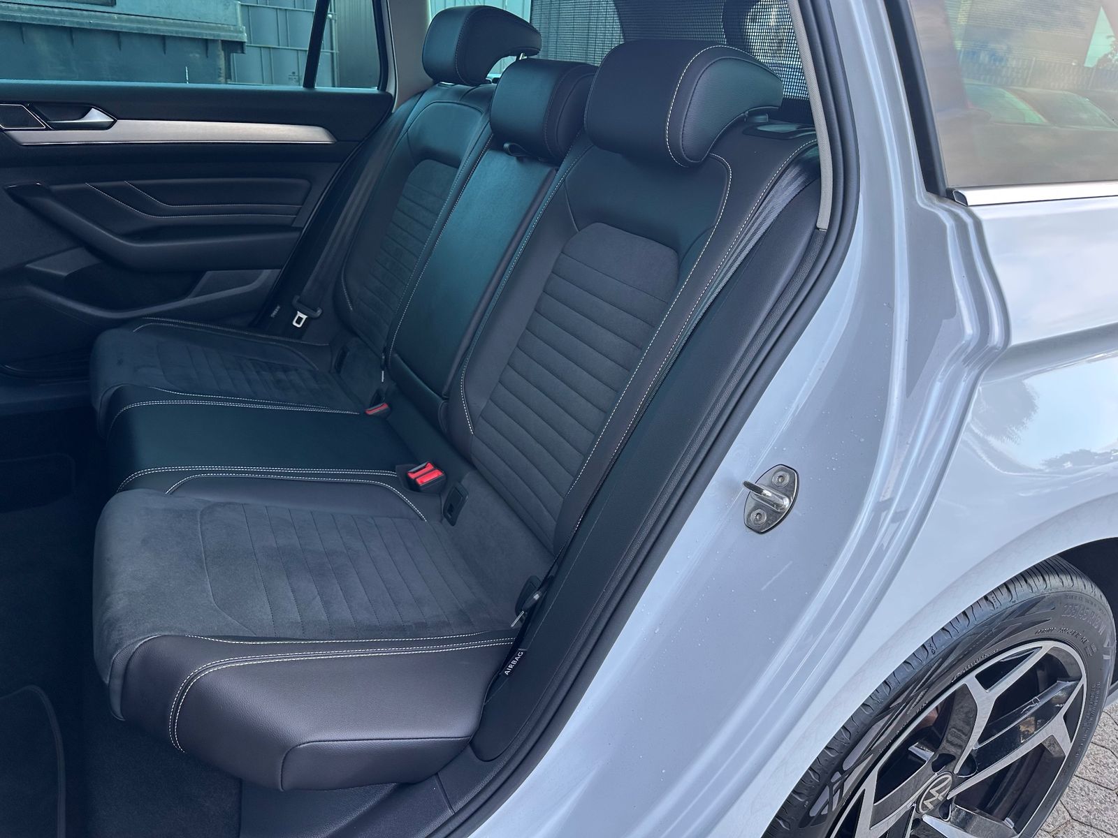 Fahrzeugabbildung Volkswagen Passat Variant 2.0 TDI DSG Elegance NAV+LED+PANO