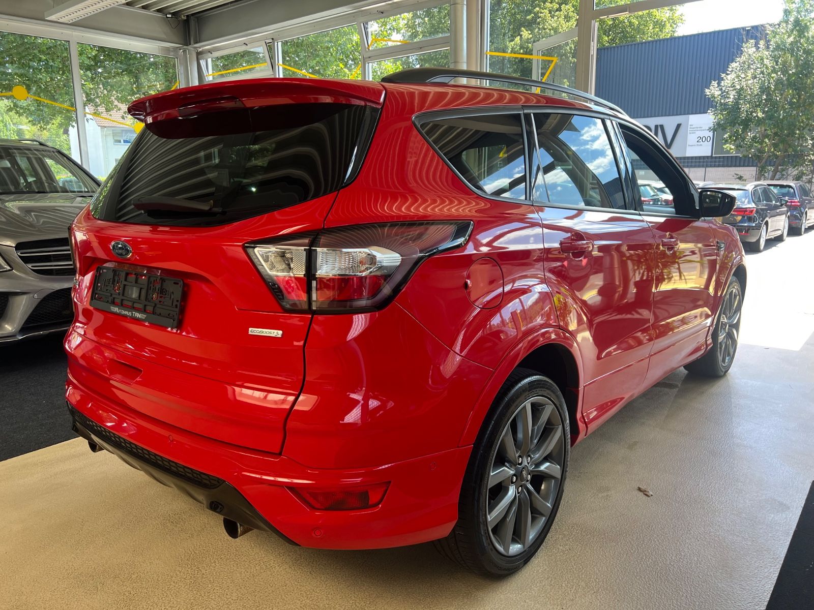 Fahrzeugabbildung Ford Kuga ST-Line * ROT/SCHWARZ *