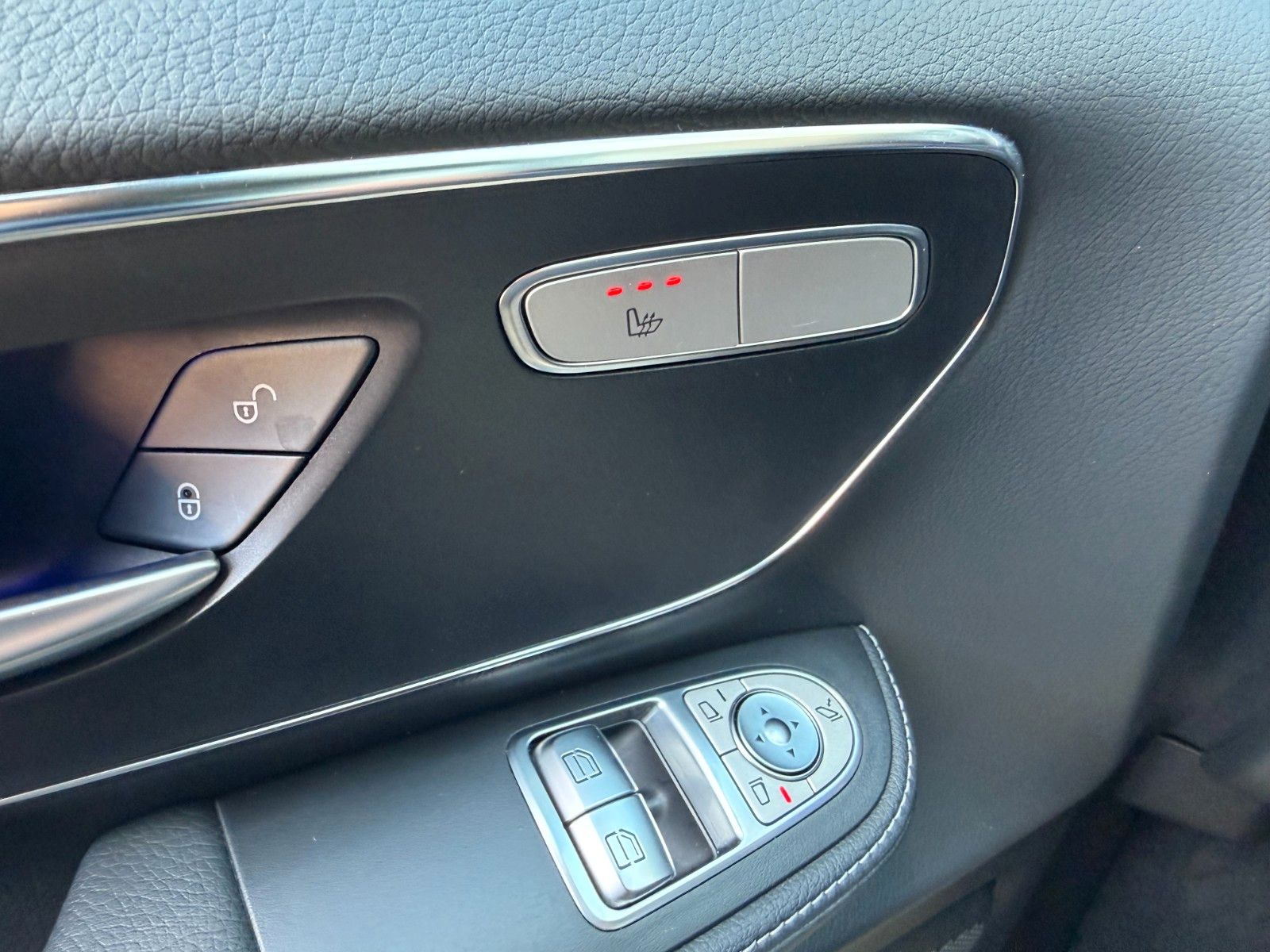 Fahrzeugabbildung Mercedes-Benz V 300 d 4MATIC AVA Extral AHK DISTRONIC Standh