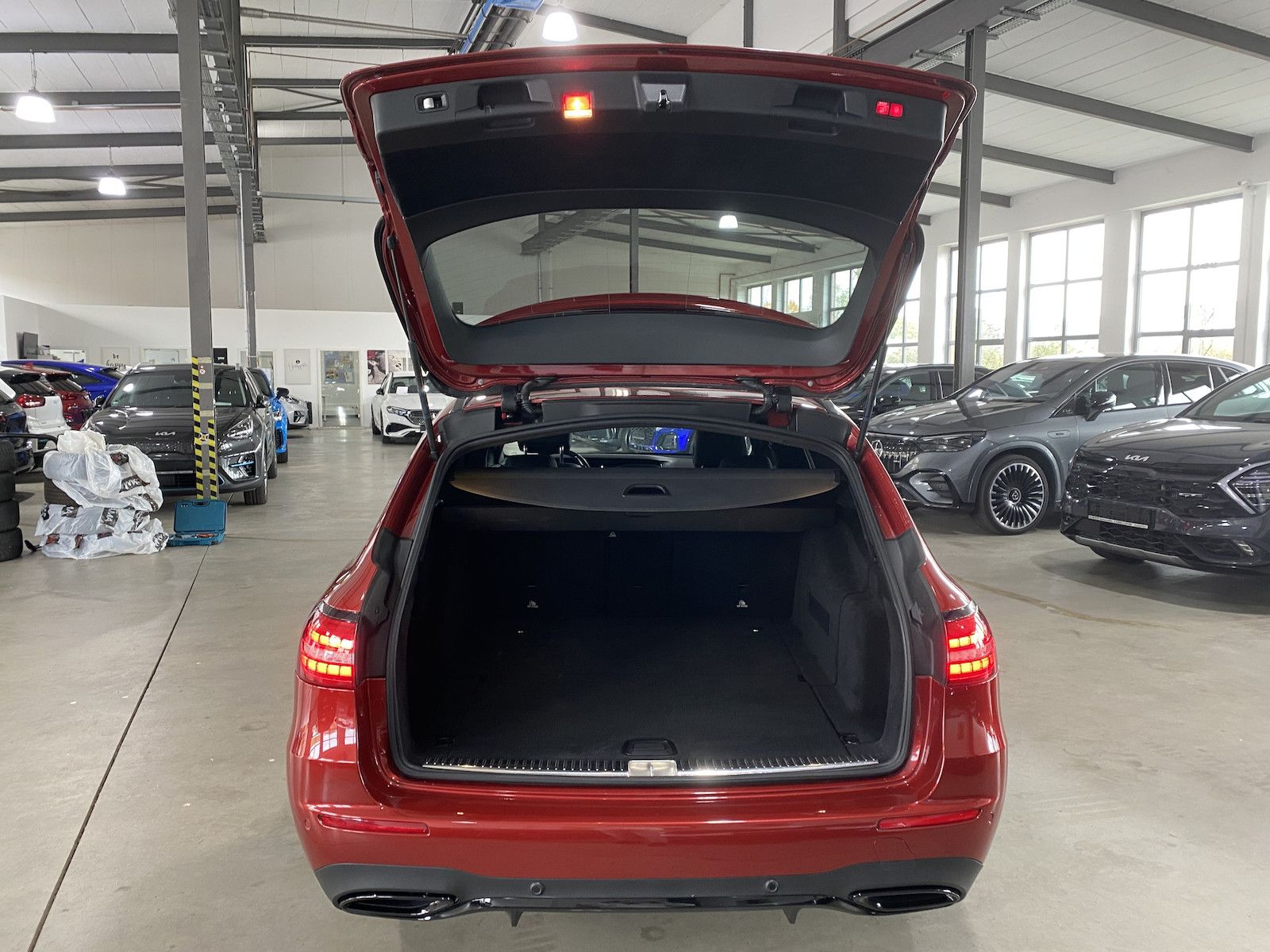 Fahrzeugabbildung Mercedes-Benz E 220 d T AMG/PANO/STHZG/´20/DIS/BUR/AHK/