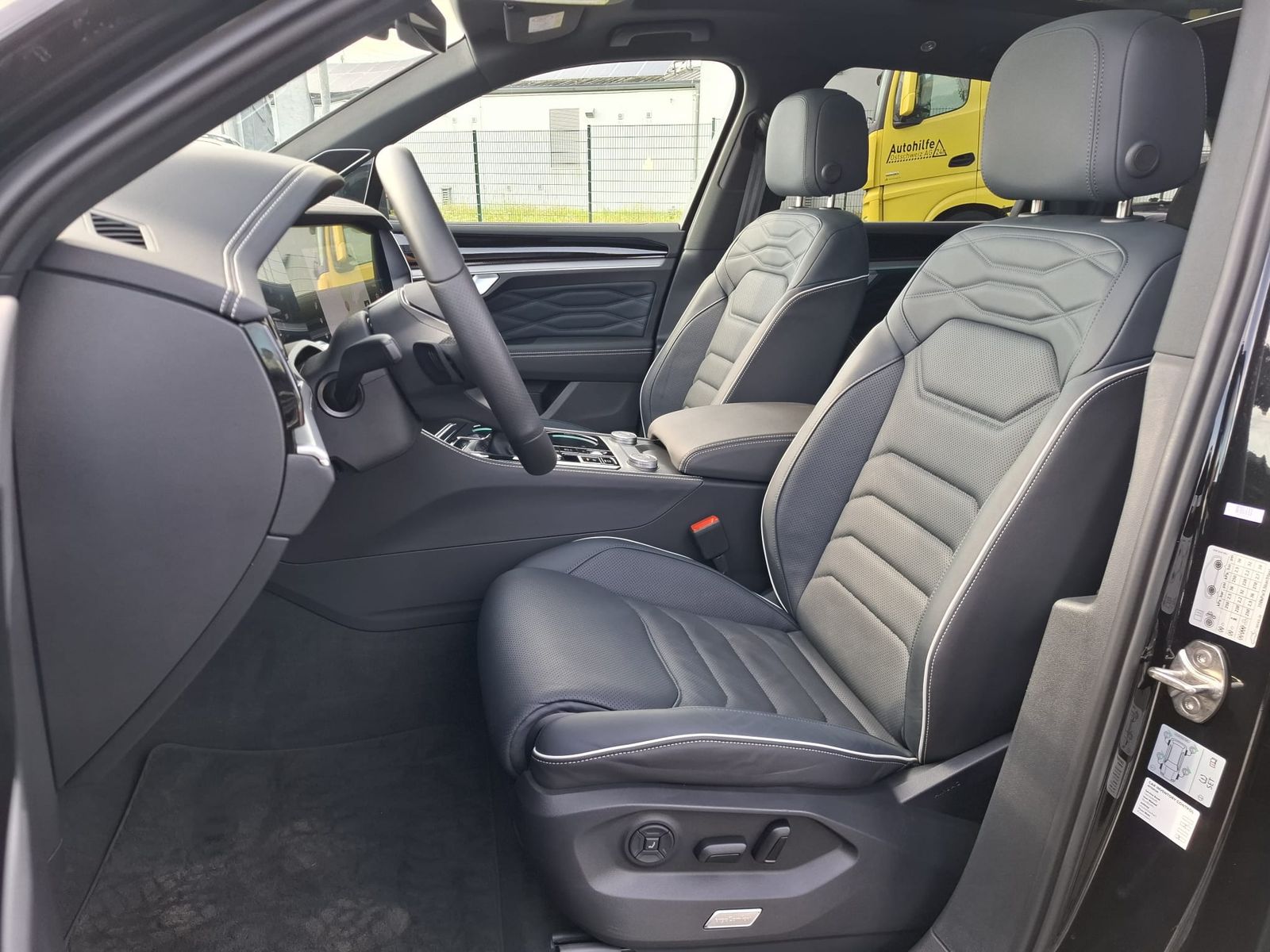 Imagen del vehículo: Volkswagen Touareg 3.0 TDI 4M R-Line VOLL Black 22" UPE 114T
