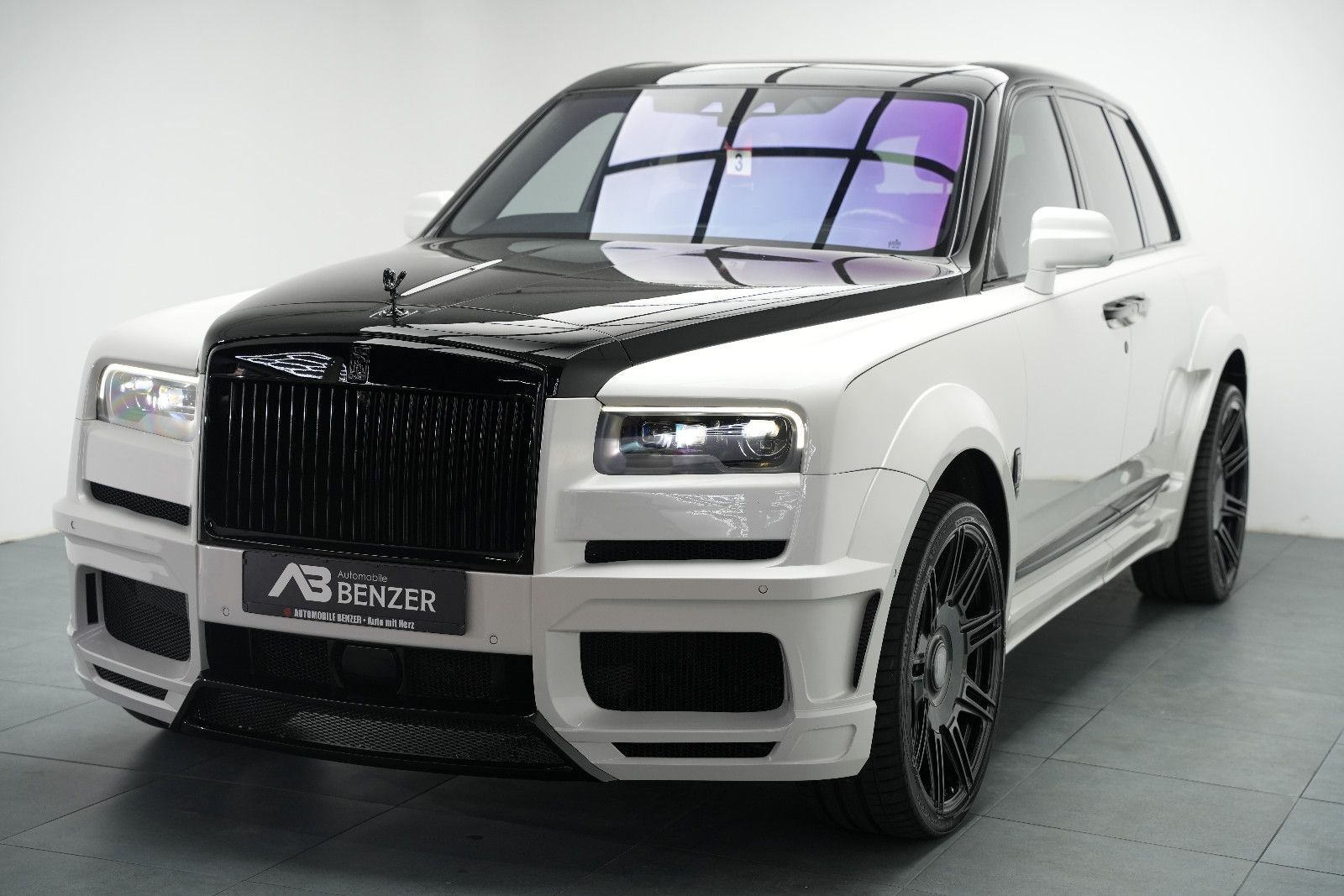 Fahrzeugabbildung Rolls-Royce Cullinan/NOVITEC/WIDEBODY/24''/FOND-TV/STERNEHIM