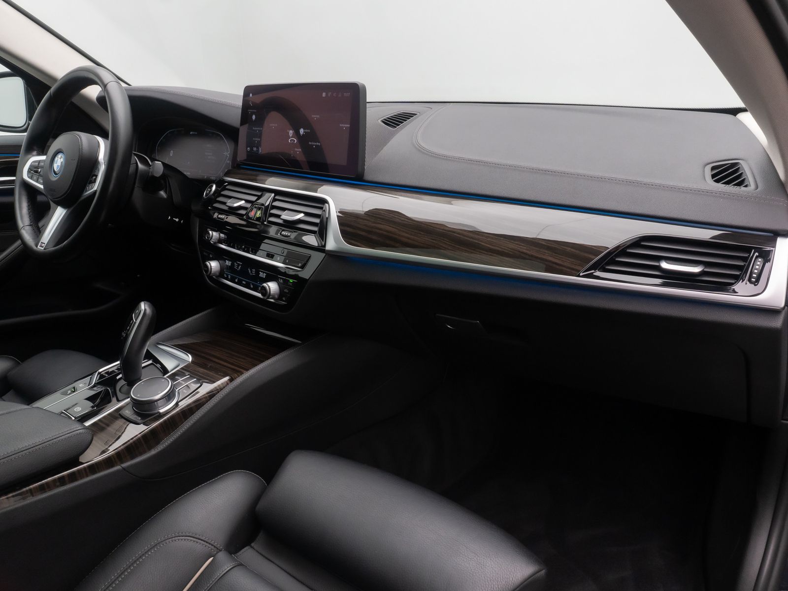 Fahrzeugabbildung BMW 530e Luxury Line Laser HUD HiFi DAB Panorama 18"