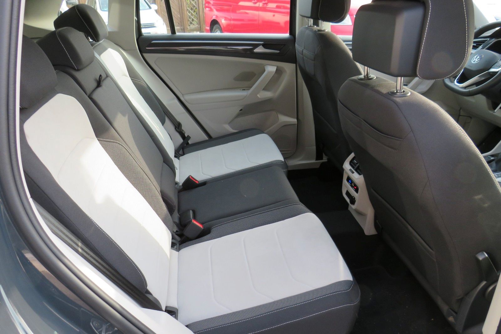 Fahrzeugabbildung Volkswagen Tiguan TSI DSG ELEGANCE 19-ZOLL MATRIX 360` 1.HD