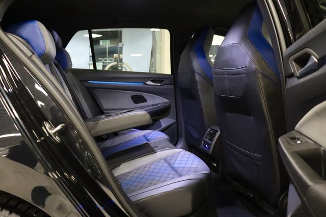 Fahrzeugabbildung Volkswagen Golf VIII Lim. R 4Motion|MATRIX|H/K|DCC|AMBIENTE