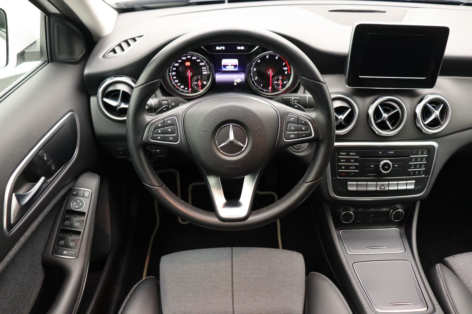 Fahrzeugabbildung Mercedes-Benz GLA 180 Automatik AHK Navi