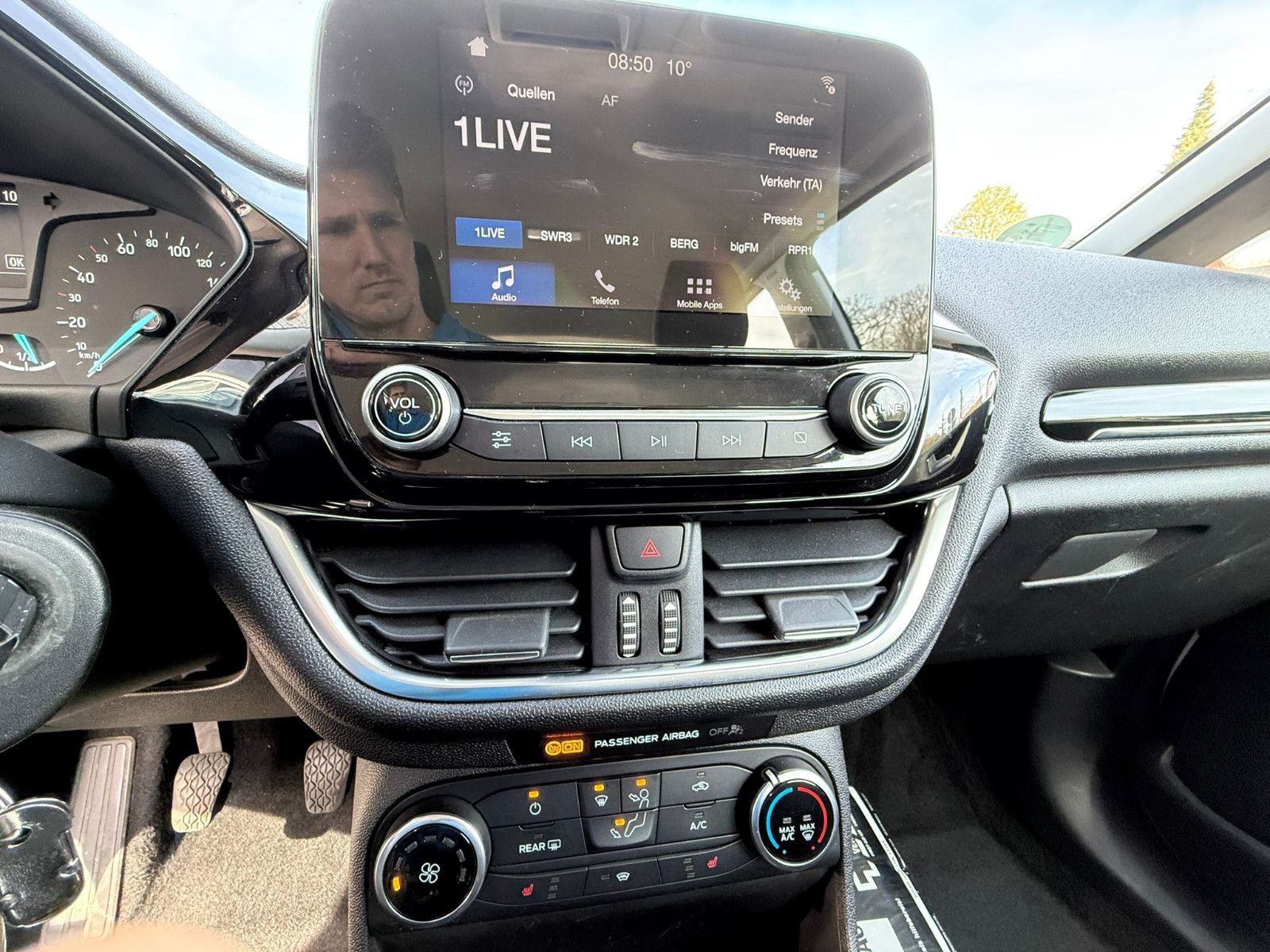 Fahrzeugabbildung Ford Fiesta 1,1i Cool & Connect, Klima, PDC