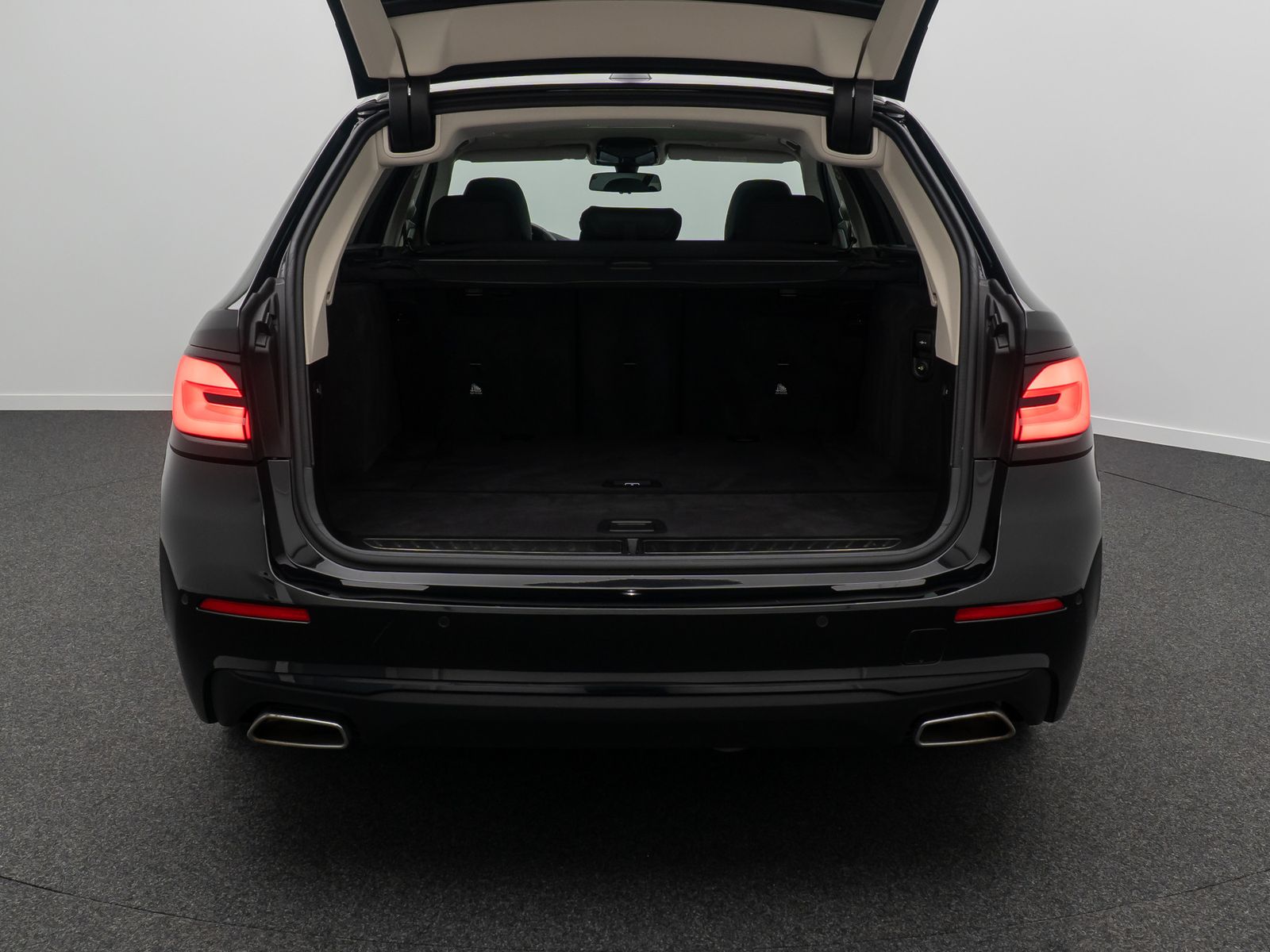 Fahrzeugabbildung BMW 520d ACC Alarm AHK Memory HUD DAB H/K Panorama