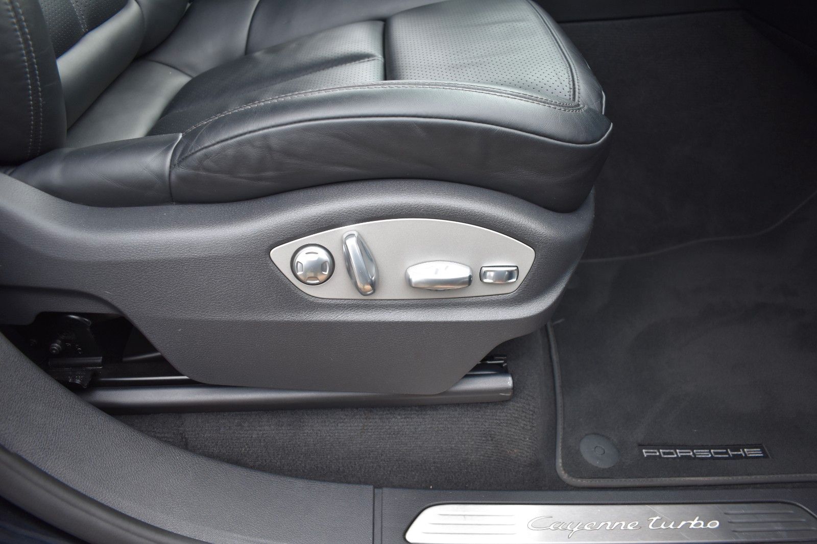 Fahrzeugabbildung Porsche Cayenne Turbo Panorama AHK Sport Chrono Keramik