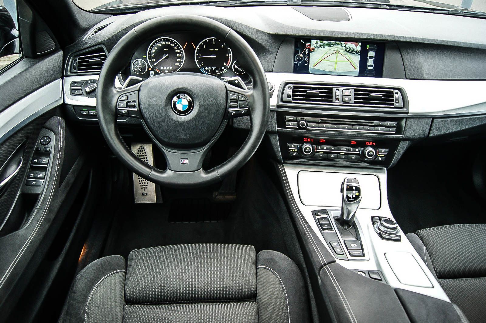 Fahrzeugabbildung BMW 525 d xDrive M-Sport SPORTPAKET SCHIEBEDACH STHZ