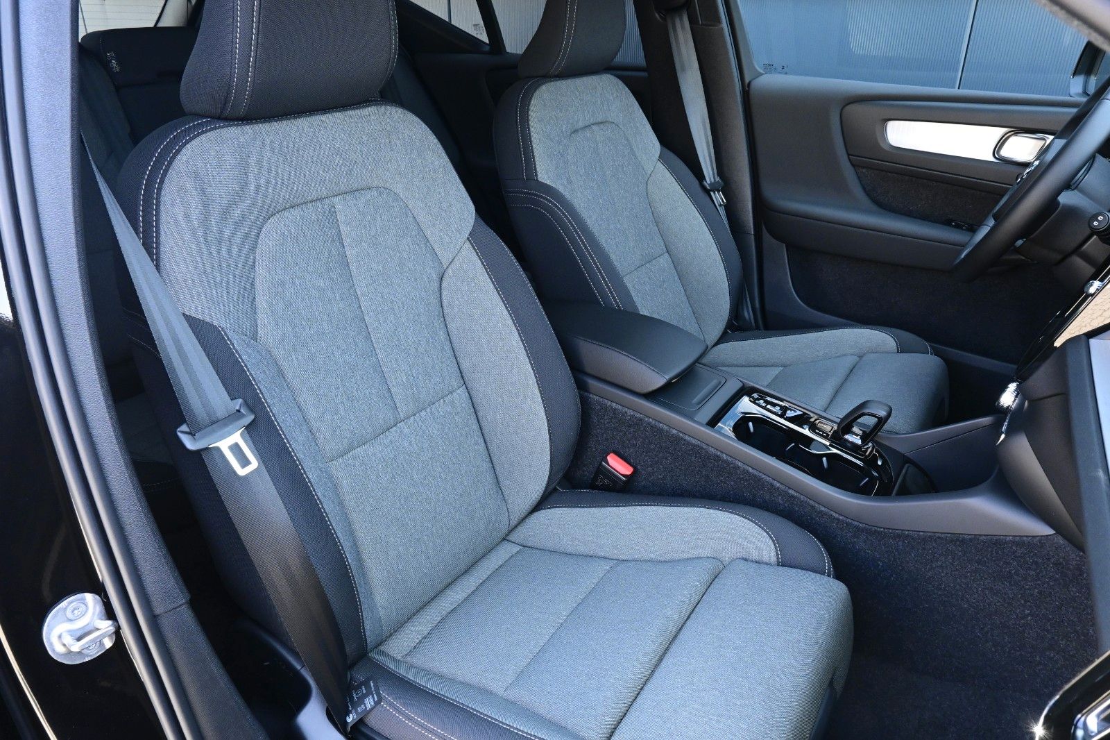 Fahrzeugabbildung Volvo XC40 B3 DKG Plus Black Edition*FSHZG*360°*ACC