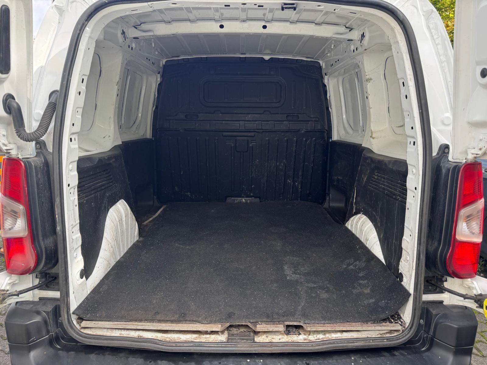 Fahrzeugabbildung Toyota Proace City 1,2-l-Turbo 81kW L1 LKW