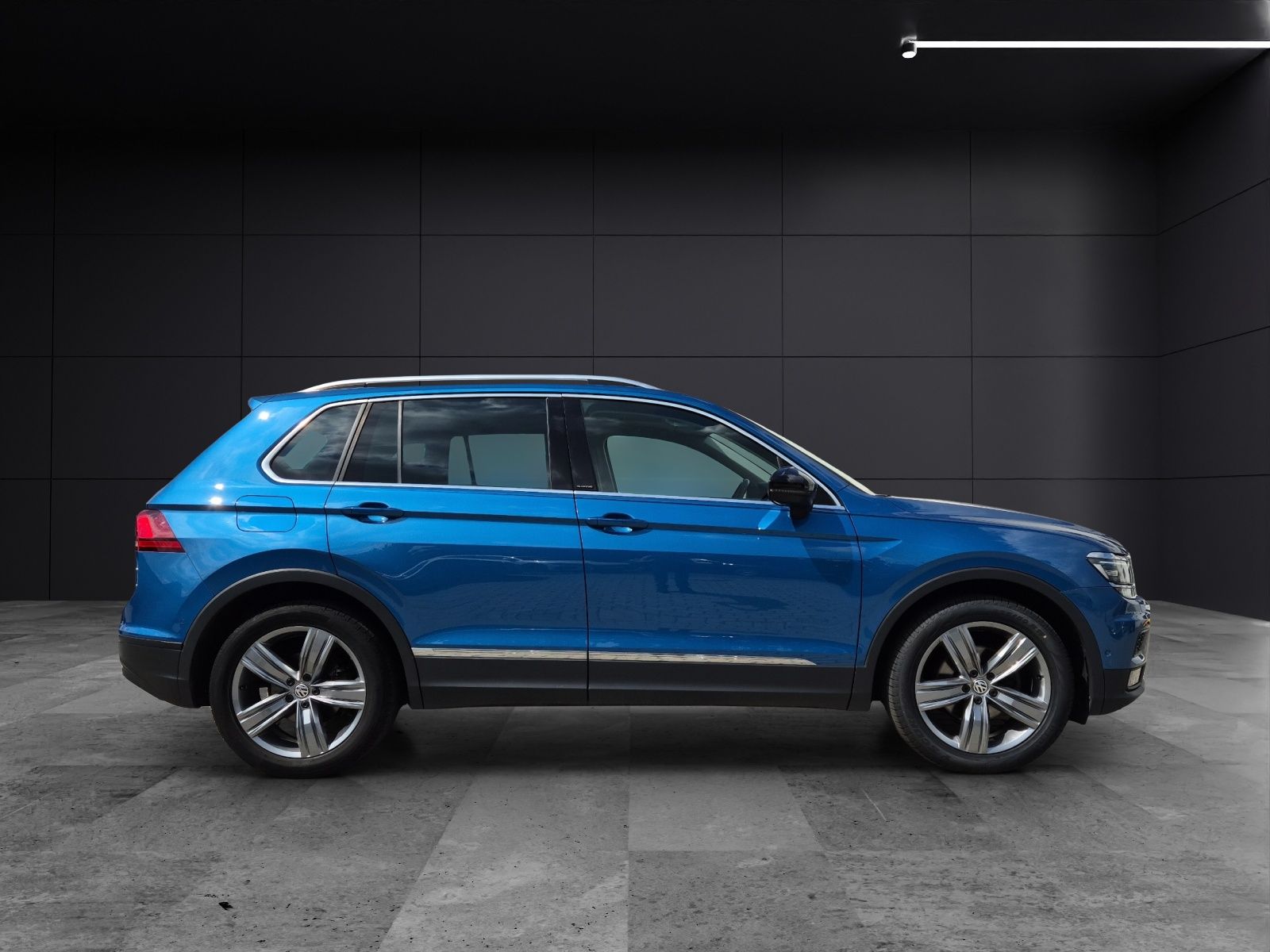 Fahrzeugabbildung Volkswagen Tiguan TDI IQ.Drive AHK PANO HUD ACC