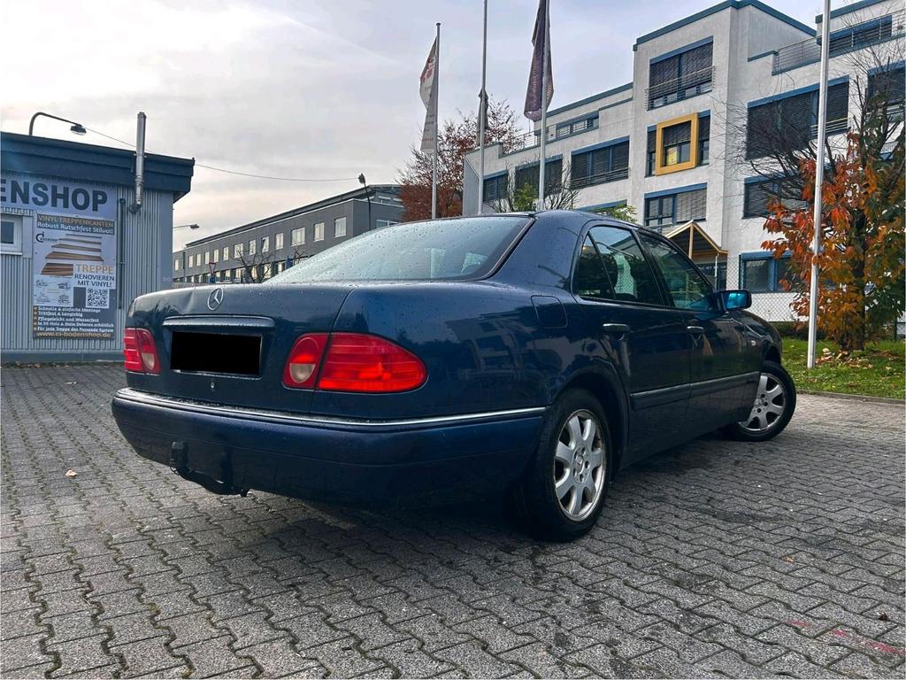 Mercedes-Benz E 240