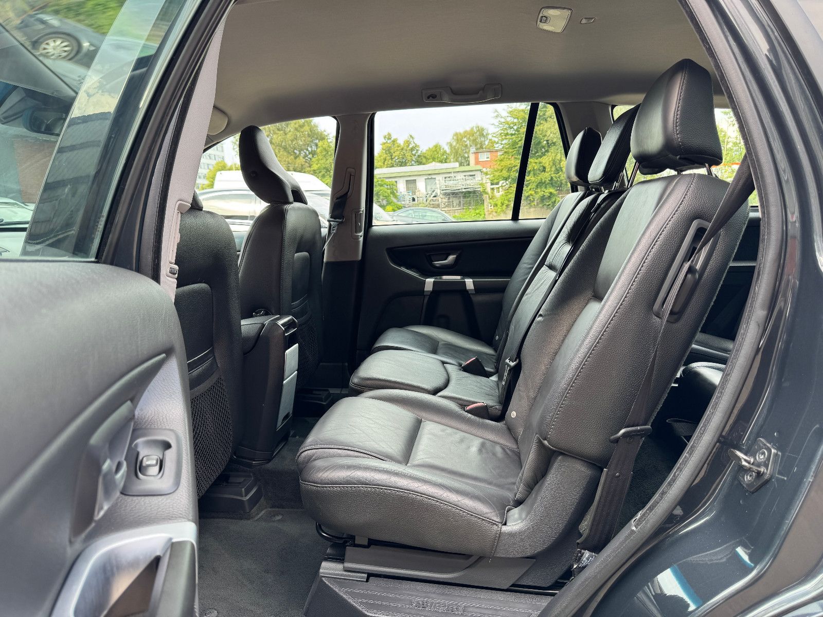 Fahrzeugabbildung Volvo XC90 2.4 D5 AWD GEARTRONIC 7-SITZER VOLL TÜV NEU