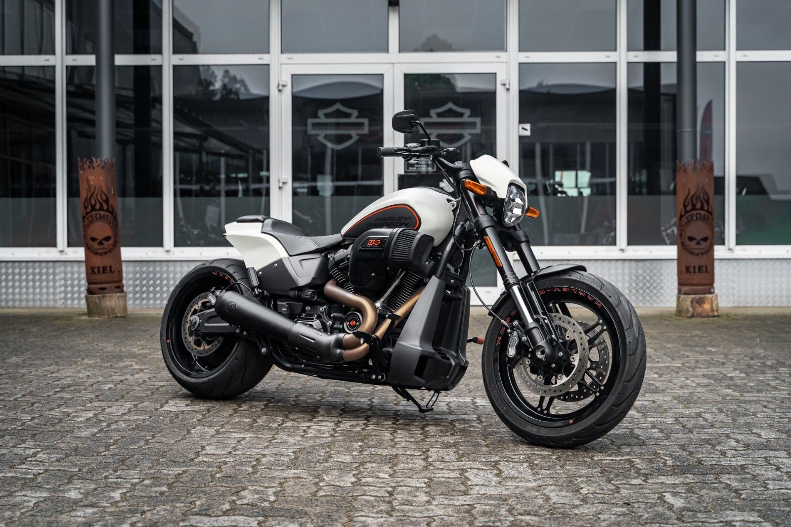 Fahrzeugabbildung Harley-Davidson FXDRS 114 CUI - KESSTECH - SEITLICHER KZH