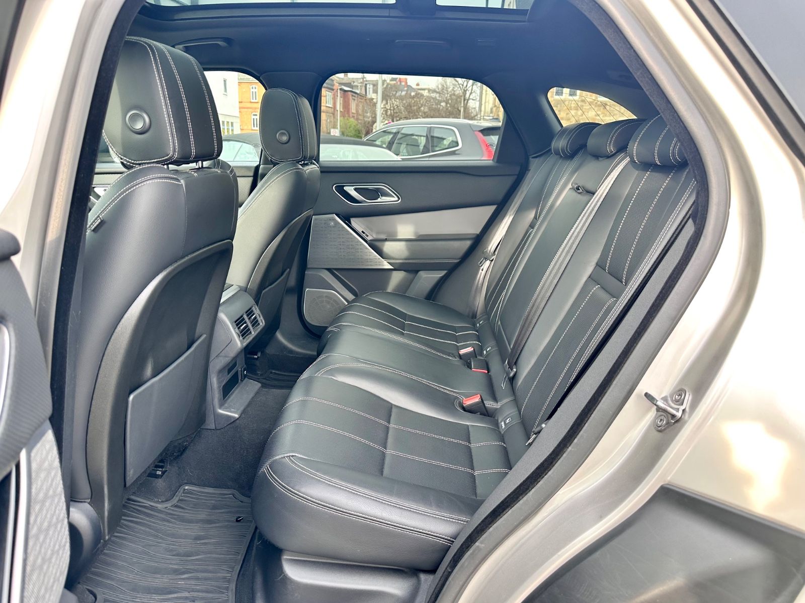 Fahrzeugabbildung Land Rover RANGE ROVER VELAR SE*MOD.2021+AHK+PANO+U.V.M*